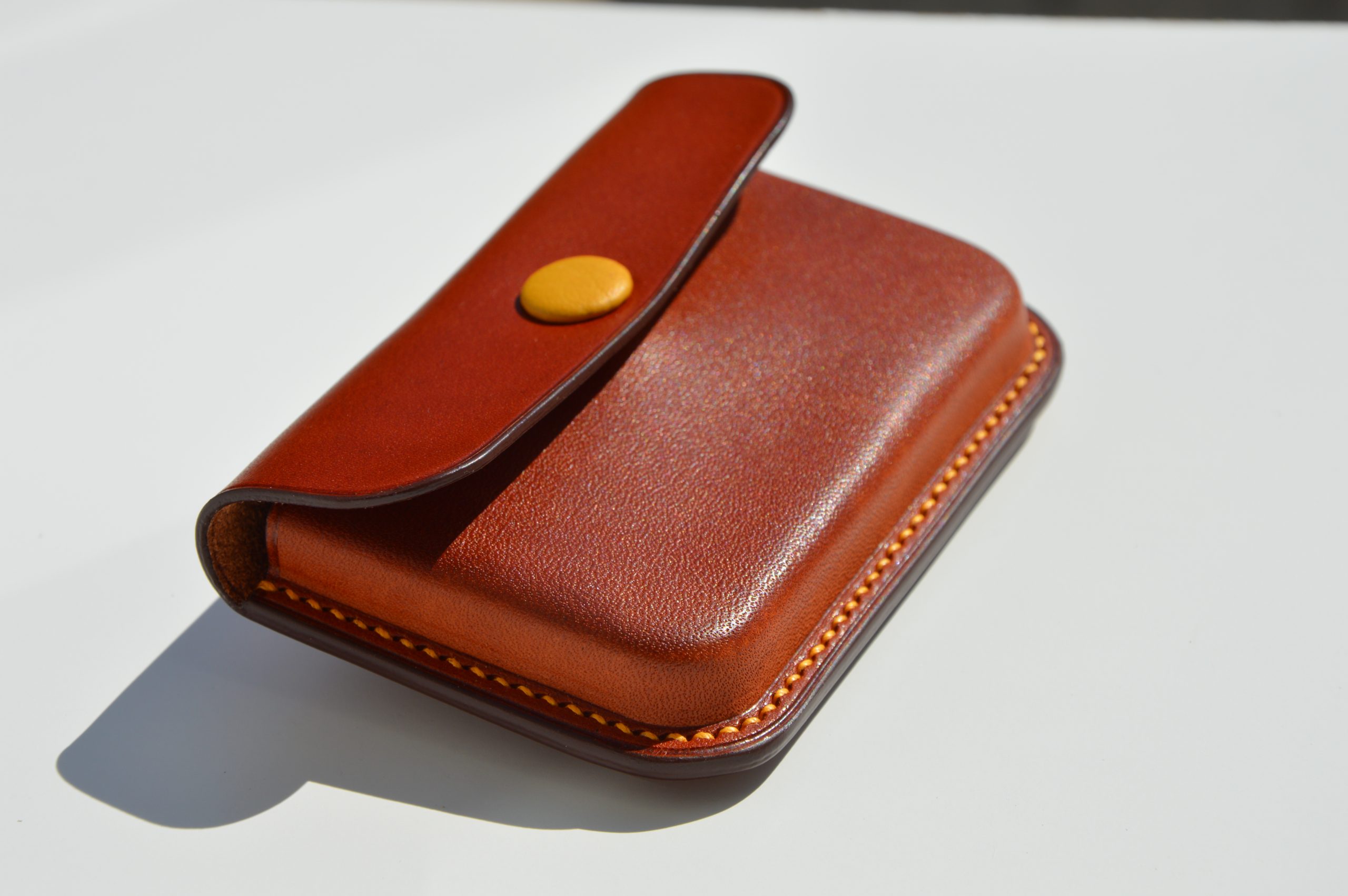 "Monedero/Tarjetero Buxo disponible por €75.00. Práctico y artesanal, en una variedad de colores. Elaborado en piel de curtido vegetal y cosido completamente a mano. Dimensiones: 10,5cm x 7cm x 1,5cm."