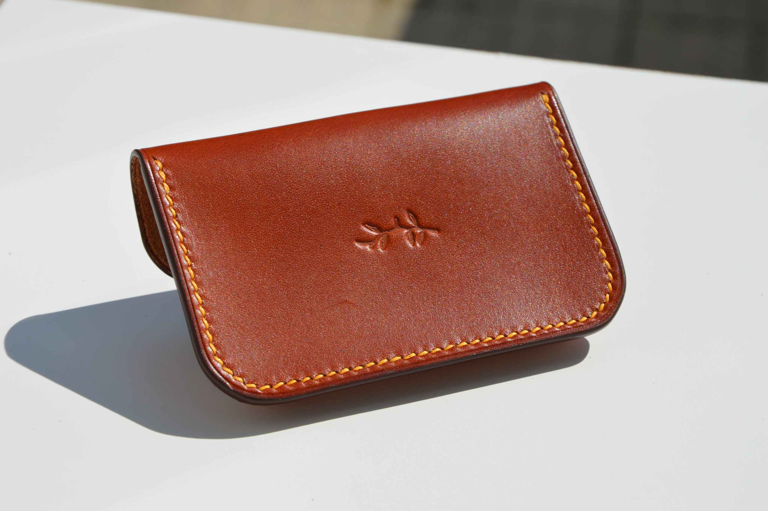 "Monedero/Tarjetero Buxo disponible por €75.00. Práctico y artesanal, en una variedad de colores. Elaborado en piel de curtido vegetal y cosido completamente a mano. Dimensiones: 10,5cm x 7cm x 1,5cm."