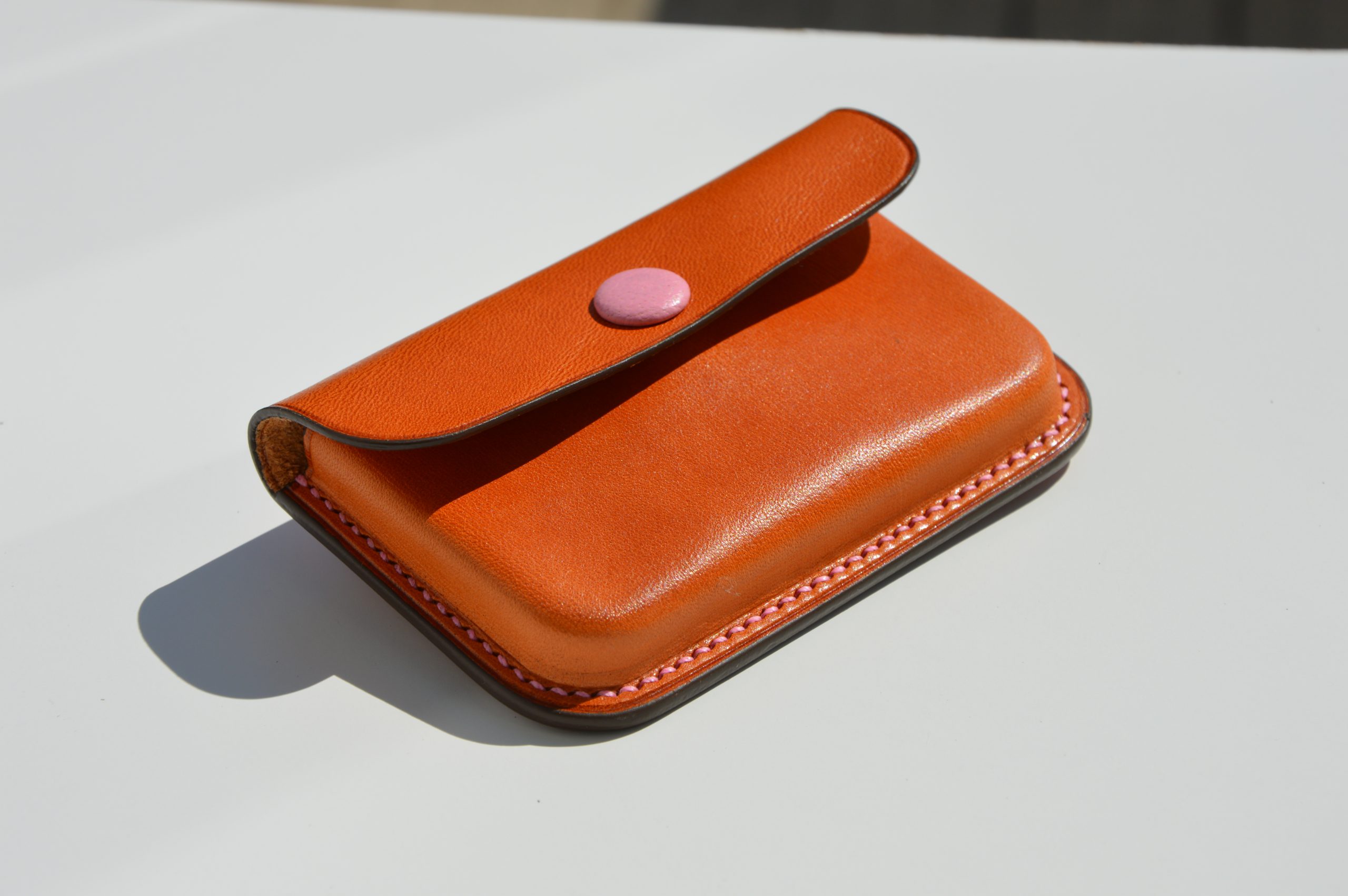 "Monedero/Tarjetero Buxo disponible por €75.00. Práctico y artesanal, en una variedad de colores. Elaborado en piel de curtido vegetal y cosido completamente a mano. Dimensiones: 10,5cm x 7cm x 1,5cm."