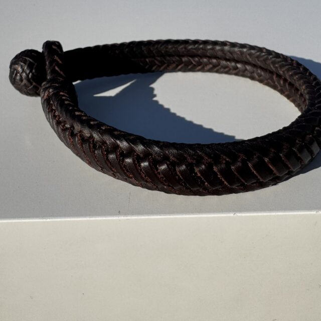 pulsera de cuero trenzada.