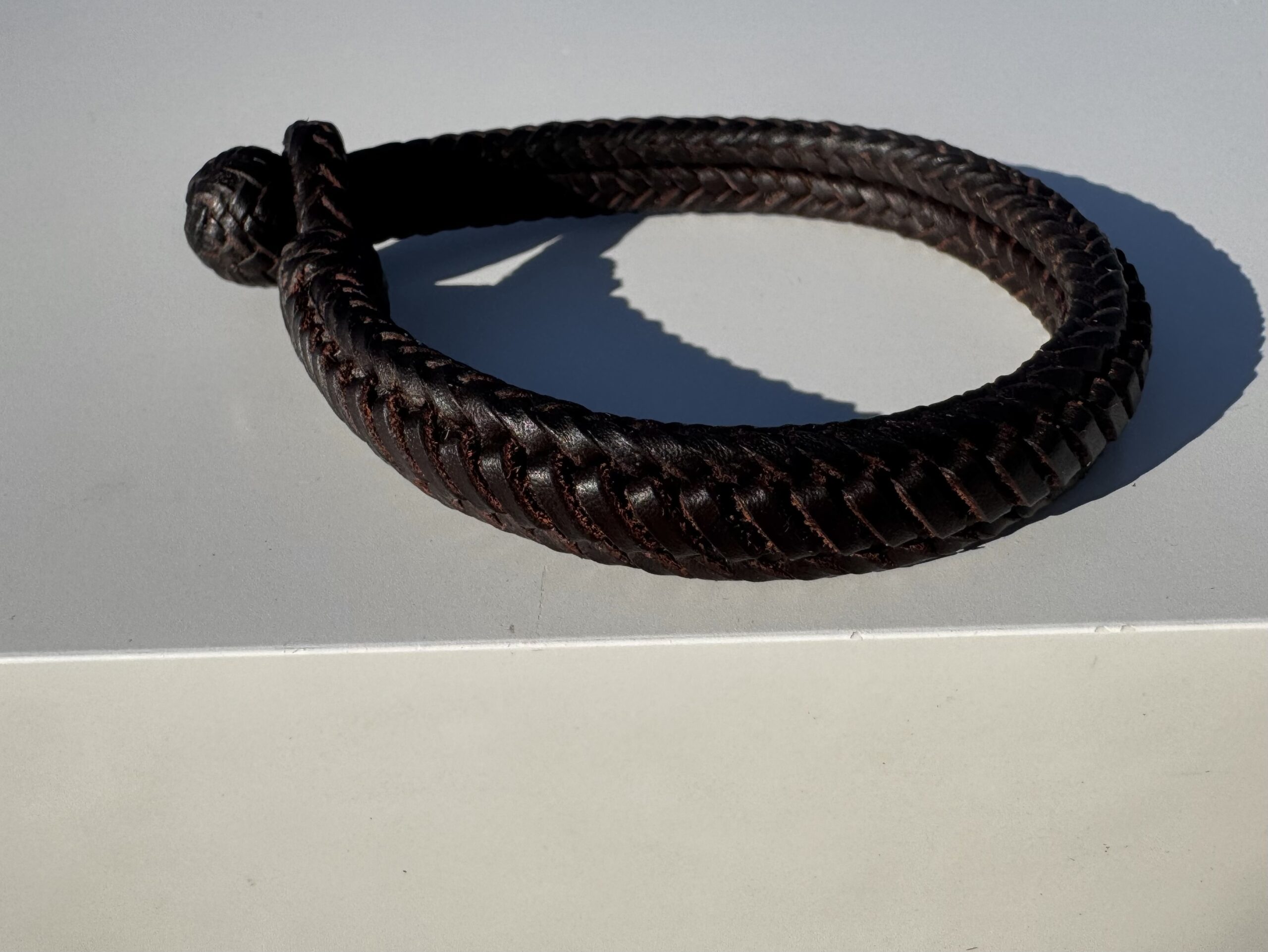 pulsera de cuero trenzada.