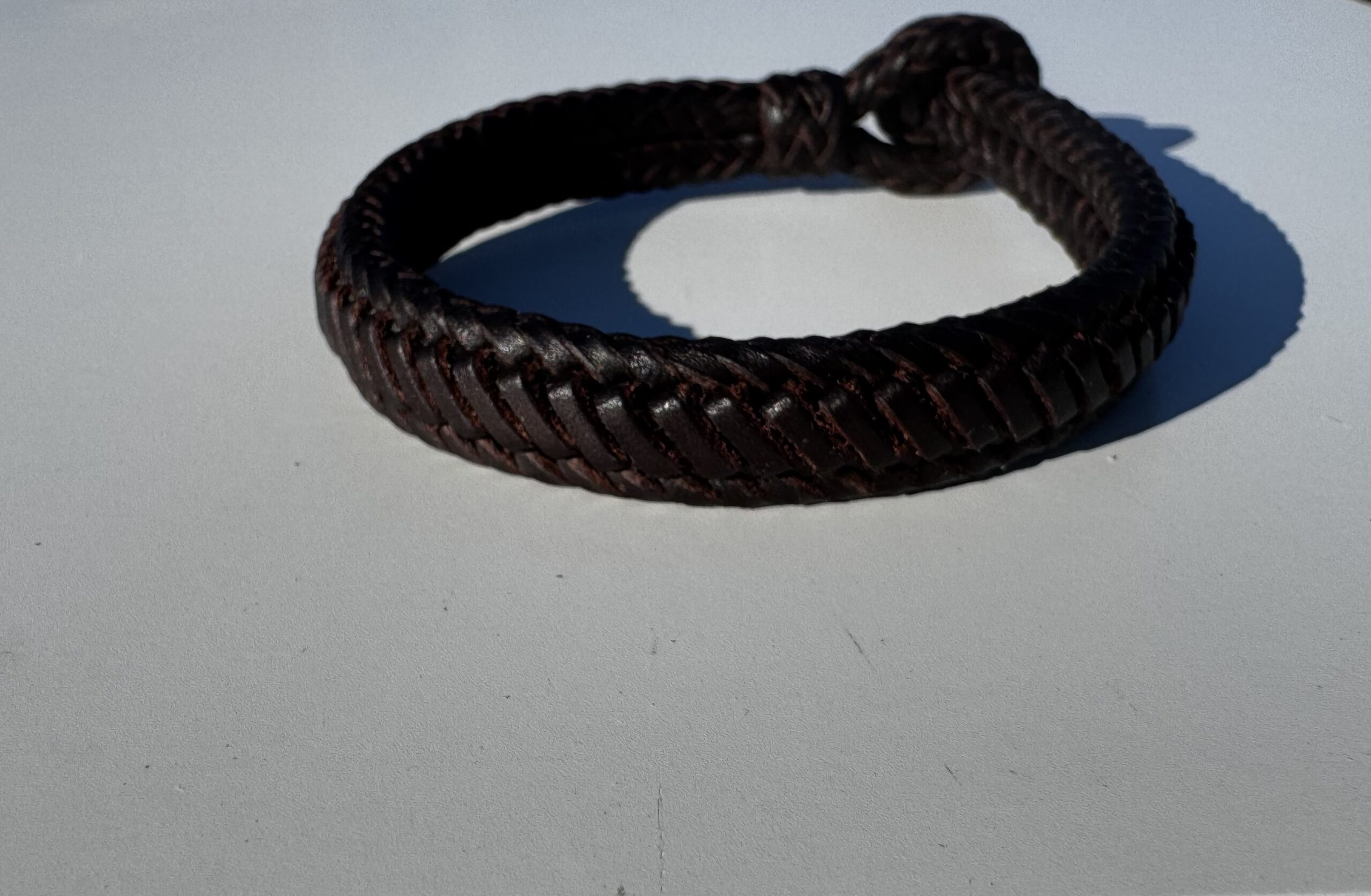 pulsera de cuero trenzada.