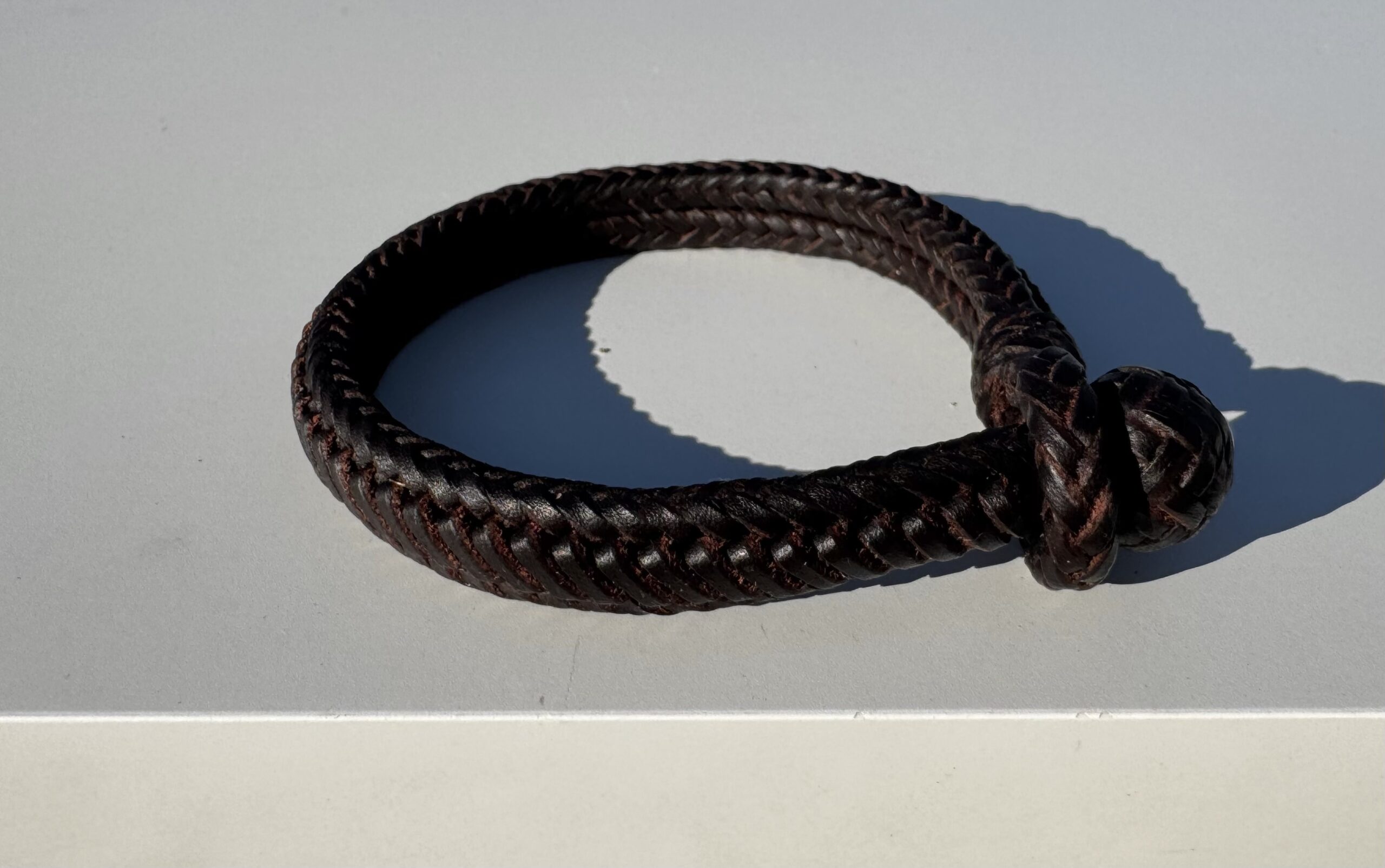 pulsera de cuero trenzada.
