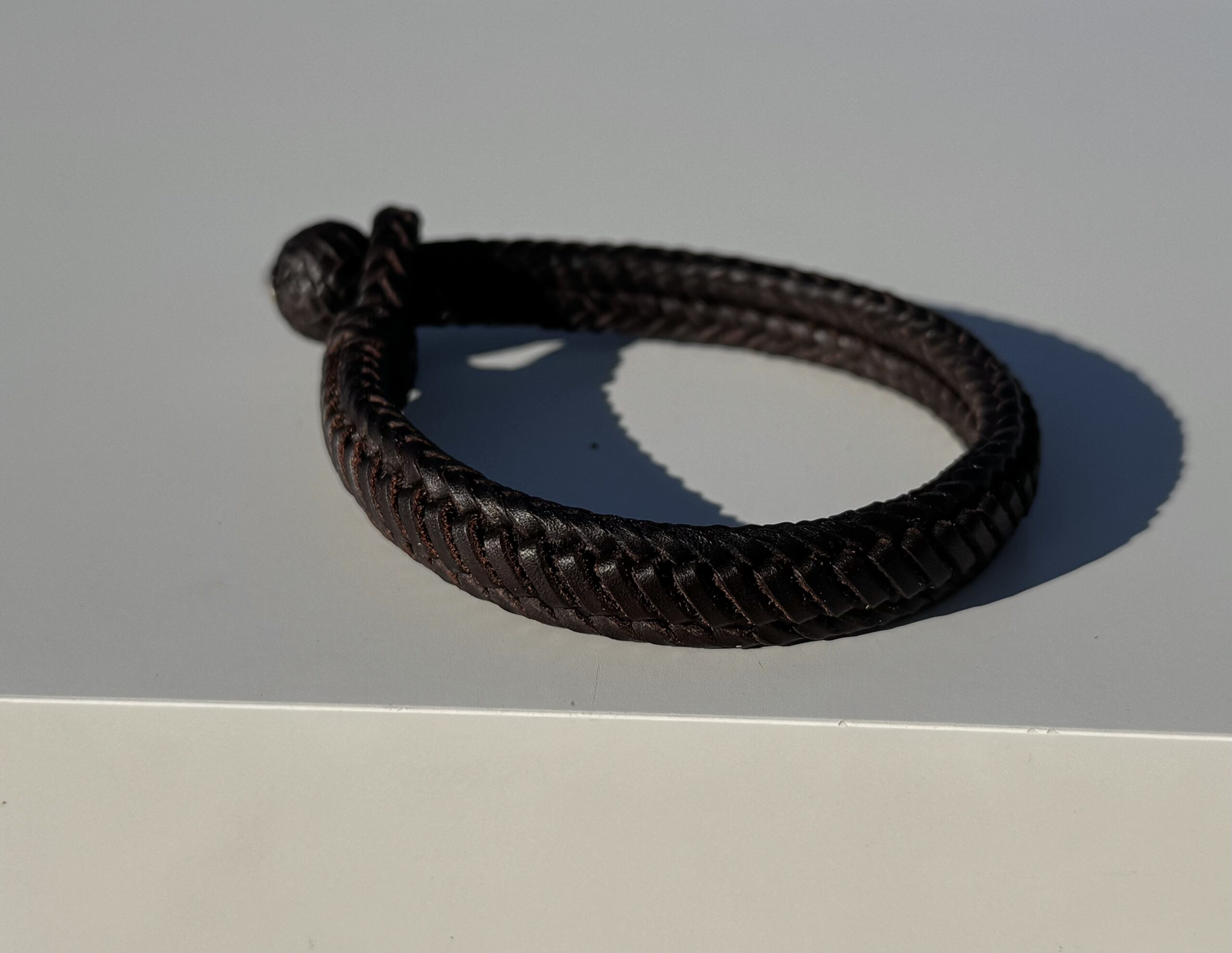 pulsera de cuero trenzada.