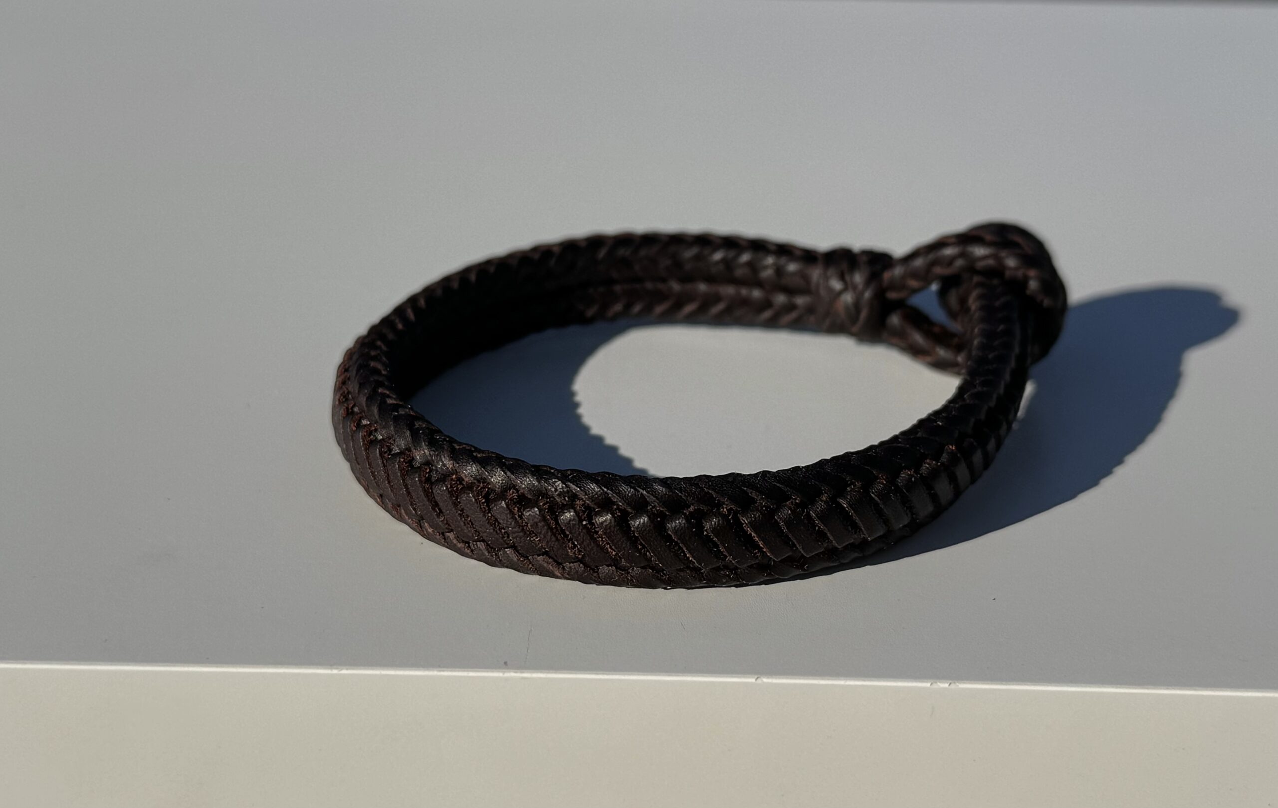 pulsera de cuero trenzada.