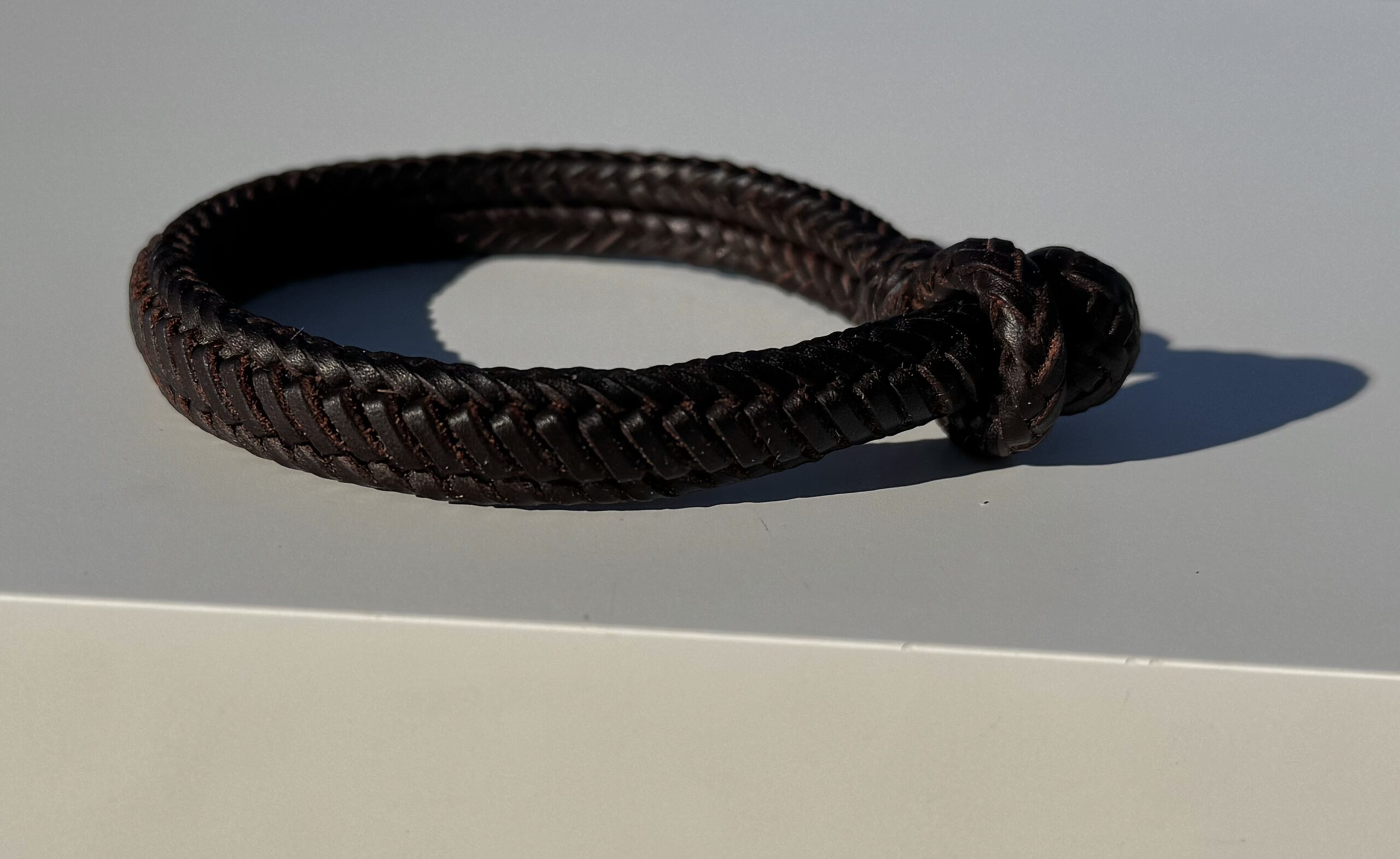 pulsera de cuero trenzada.