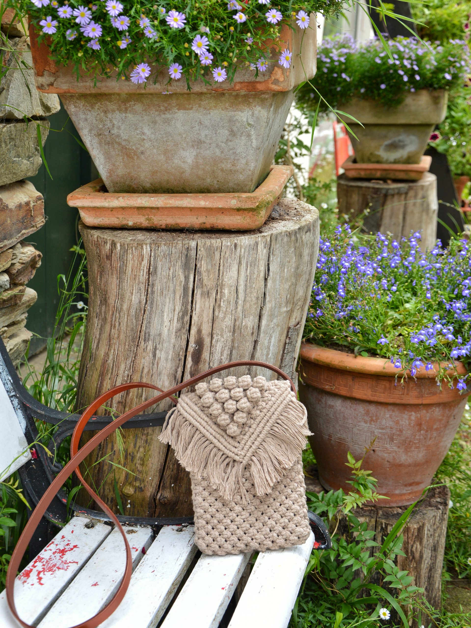 "Cross Body Macramé disponible por €135.00. Esta bolsa cruzada está realizada en macramé con cuerdas de algodón sostenible certificado por OEKO-TEX, con una correa en piel de curtido vegetal. Sus dimensiones aproximadas sin correa son 19cm x 16 cm. Es una pieza artesanal que combina la técnica de macramé con la durabilidad y elegancia de la piel de curtido vegetal."