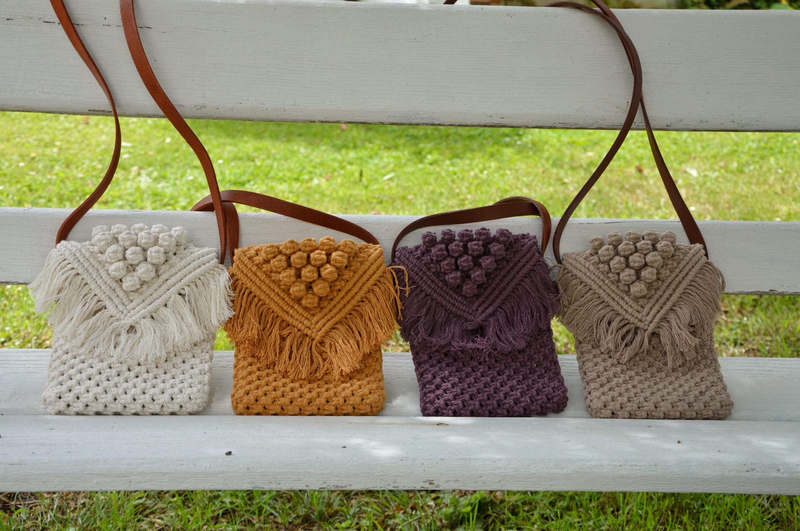 "Cross Body Macramé disponible por €135.00. Esta bolsa cruzada está realizada en macramé con cuerdas de algodón sostenible certificado por OEKO-TEX, con una correa en piel de curtido vegetal. Sus dimensiones aproximadas sin correa son 19cm x 16 cm. Es una pieza artesanal que combina la técnica de macramé con la durabilidad y elegancia de la piel de curtido vegetal."