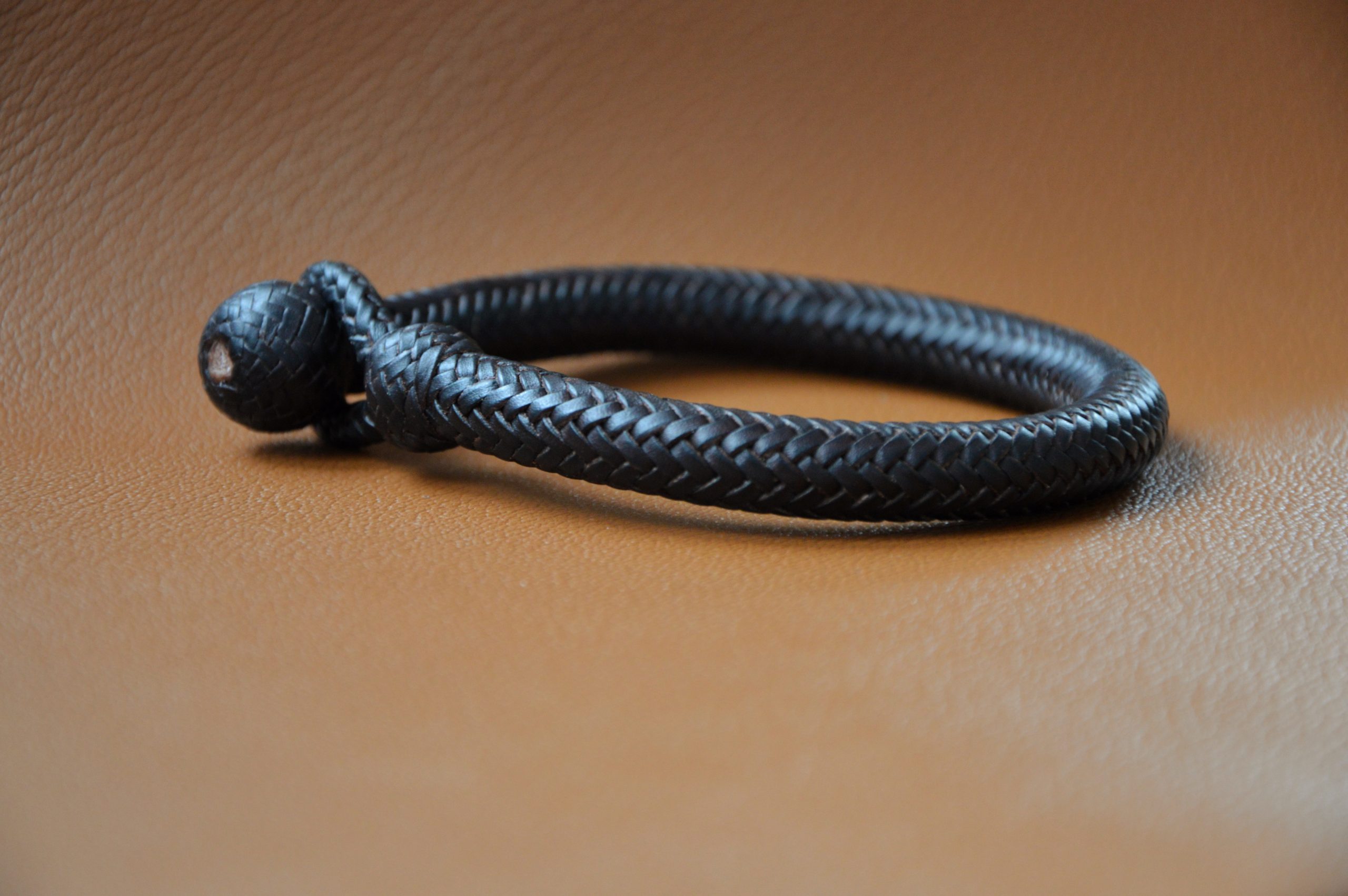 "Pulsera 16T Tubular disponible por €150.00. Elaborada con piel de curtido vegetal de color marrón tabaco, esta pulsera presenta una trenza única con alma maciza de cuero. Una pieza elegante y resistente que complementará tu estilo con un toque distintivo."