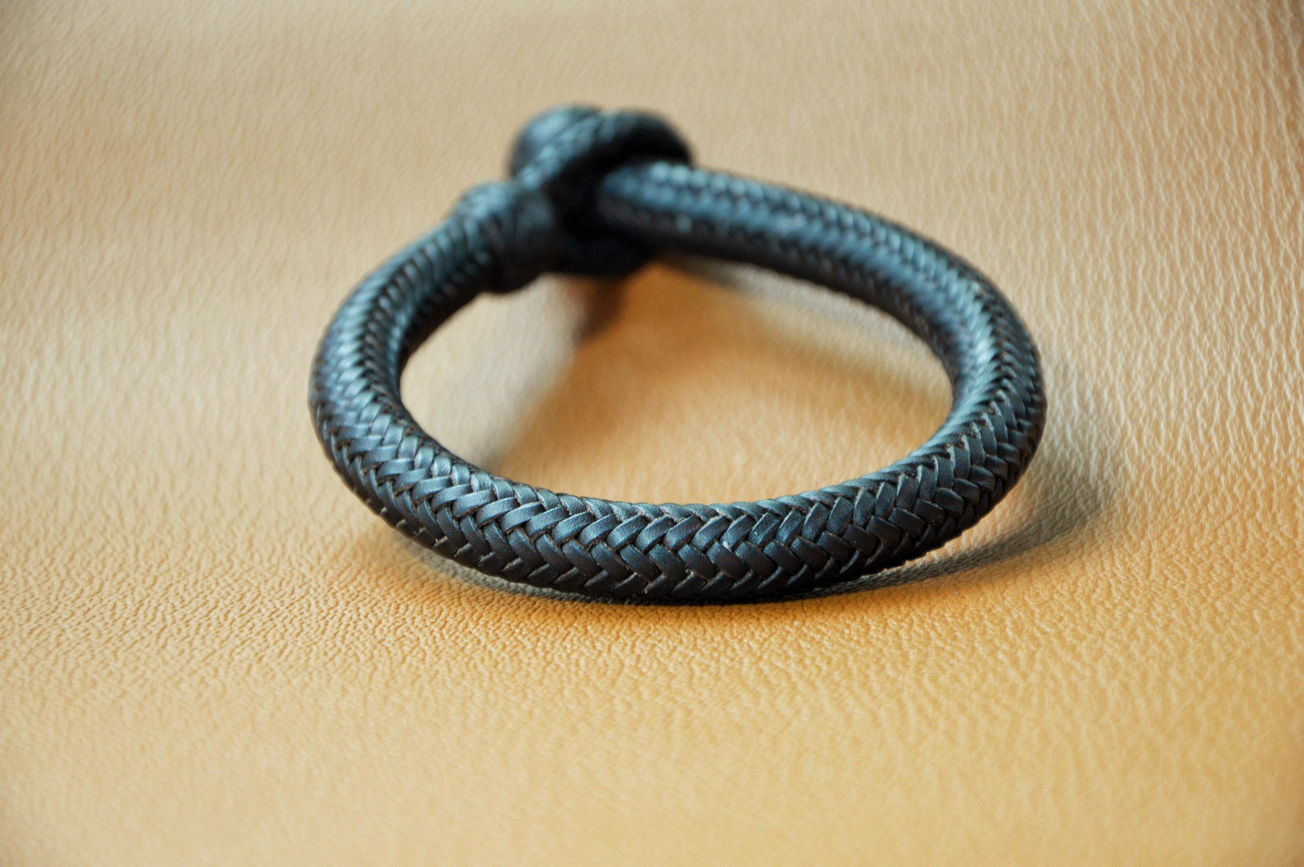 "Pulsera 16T Tubular disponible por €150.00. Elaborada con piel de curtido vegetal de color marrón tabaco, esta pulsera presenta una trenza única con alma maciza de cuero. Una pieza elegante y resistente que complementará tu estilo con un toque distintivo."