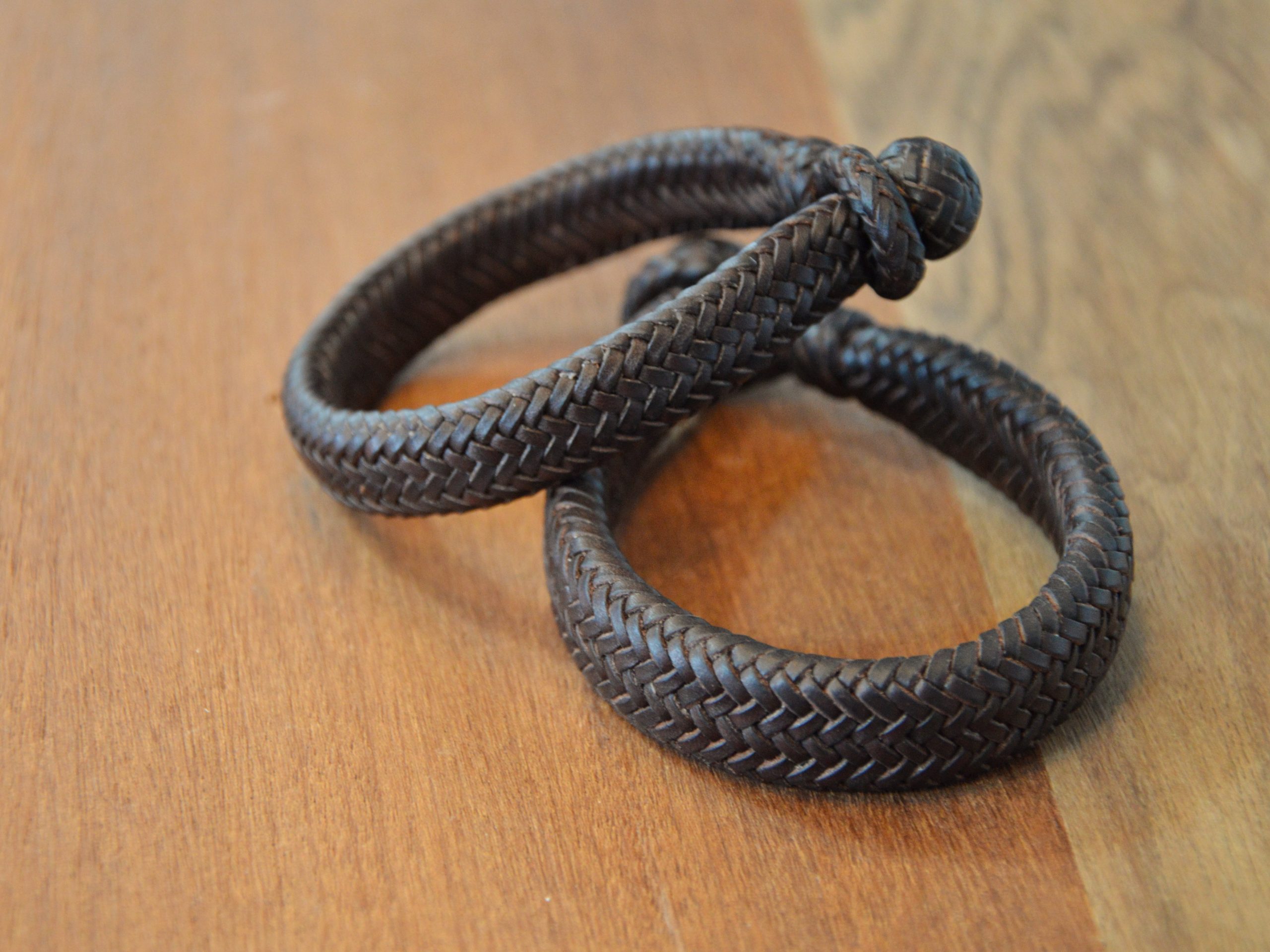 "Pulsera 16T Rectangular disponible por €170.00. Elaborada con piel de curtido vegetal de color marrón tabaco, esta pulsera presenta una trenza rectangular con alma maciza de cuero en su interior. "Una pulsera de calidad que aporta un toque distintivo a tu estilo."