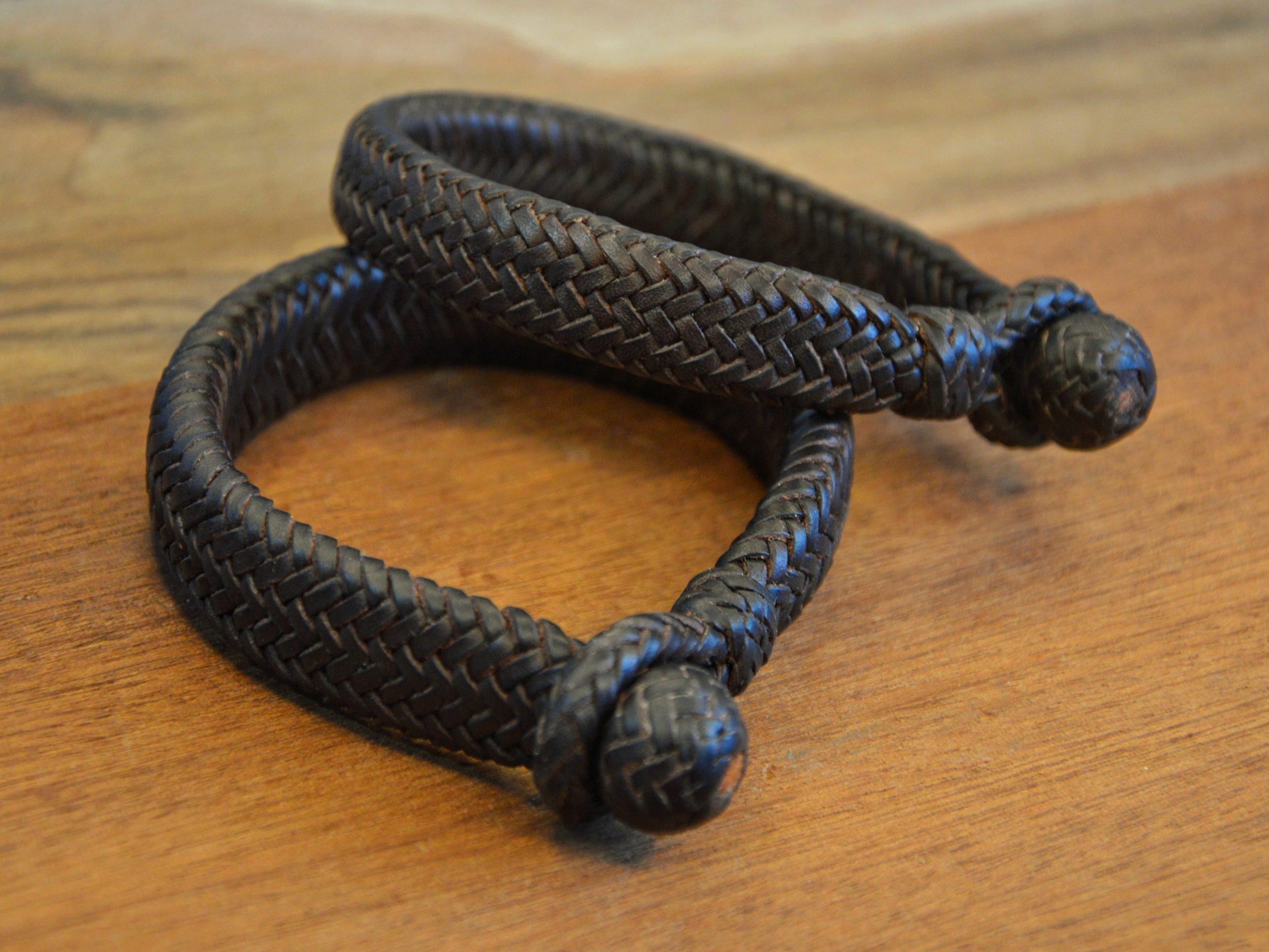 "Pulsera 16T Rectangular disponible por €170.00. Elaborada con piel de curtido vegetal de color marrón tabaco, esta pulsera presenta una trenza rectangular con alma maciza de cuero en su interior. "Una pulsera de calidad que aporta un toque distintivo a tu estilo."