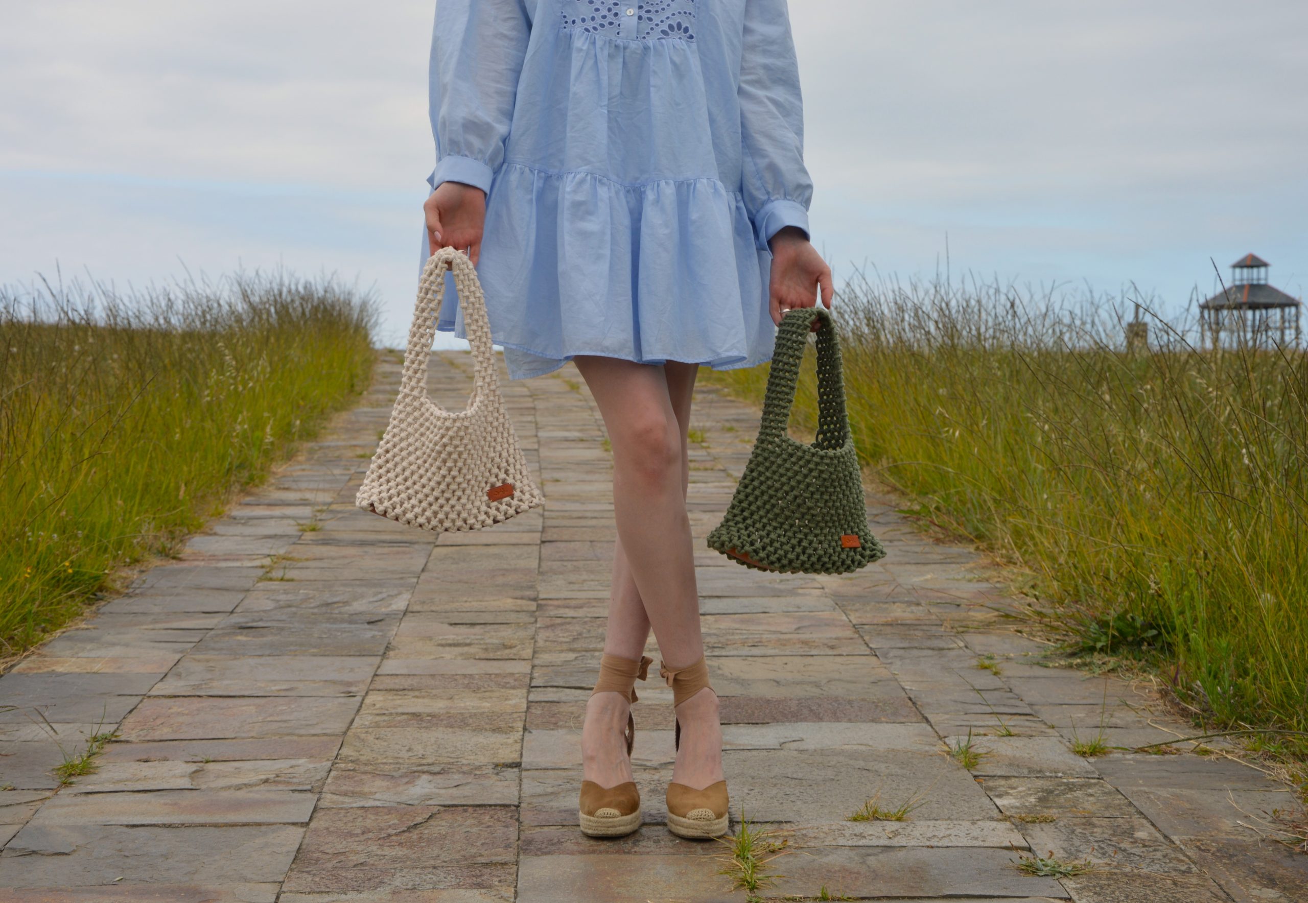 "Hand Bag Macramé disponible por €110.00. Elaborada en macramé con cuerdas de algodón trenzado sostenible certificado por OEKO-TEX, con una base en piel de curtido vegetal. Una pieza artesanal que combina la técnica de macramé con detalles en piel de curtido vegetal."