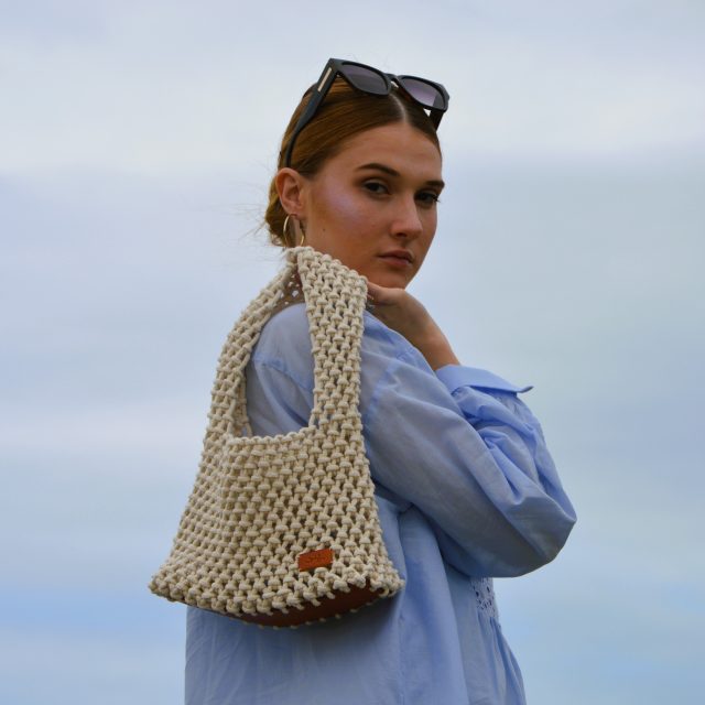 "Hand Bag Macramé disponible por €110.00. Elaborada en macramé con cuerdas de algodón trenzado sostenible certificado por OEKO-TEX, con una base en piel de curtido vegetal. Una pieza artesanal que combina la técnica de macramé con detalles en piel de curtido vegetal."