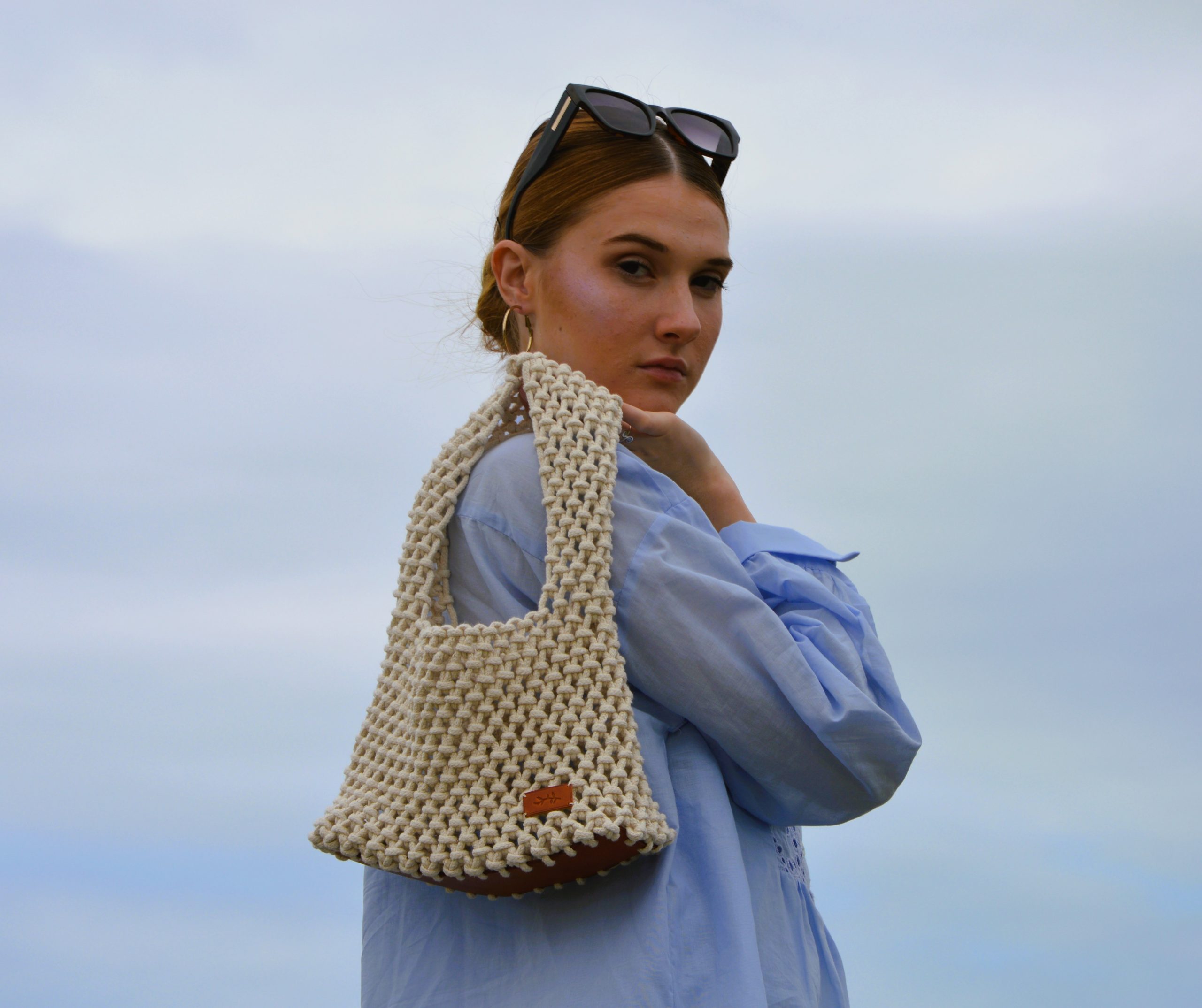 "Hand Bag Macramé disponible por €110.00. Elaborada en macramé con cuerdas de algodón trenzado sostenible certificado por OEKO-TEX, con una base en piel de curtido vegetal. Una pieza artesanal que combina la técnica de macramé con detalles en piel de curtido vegetal."