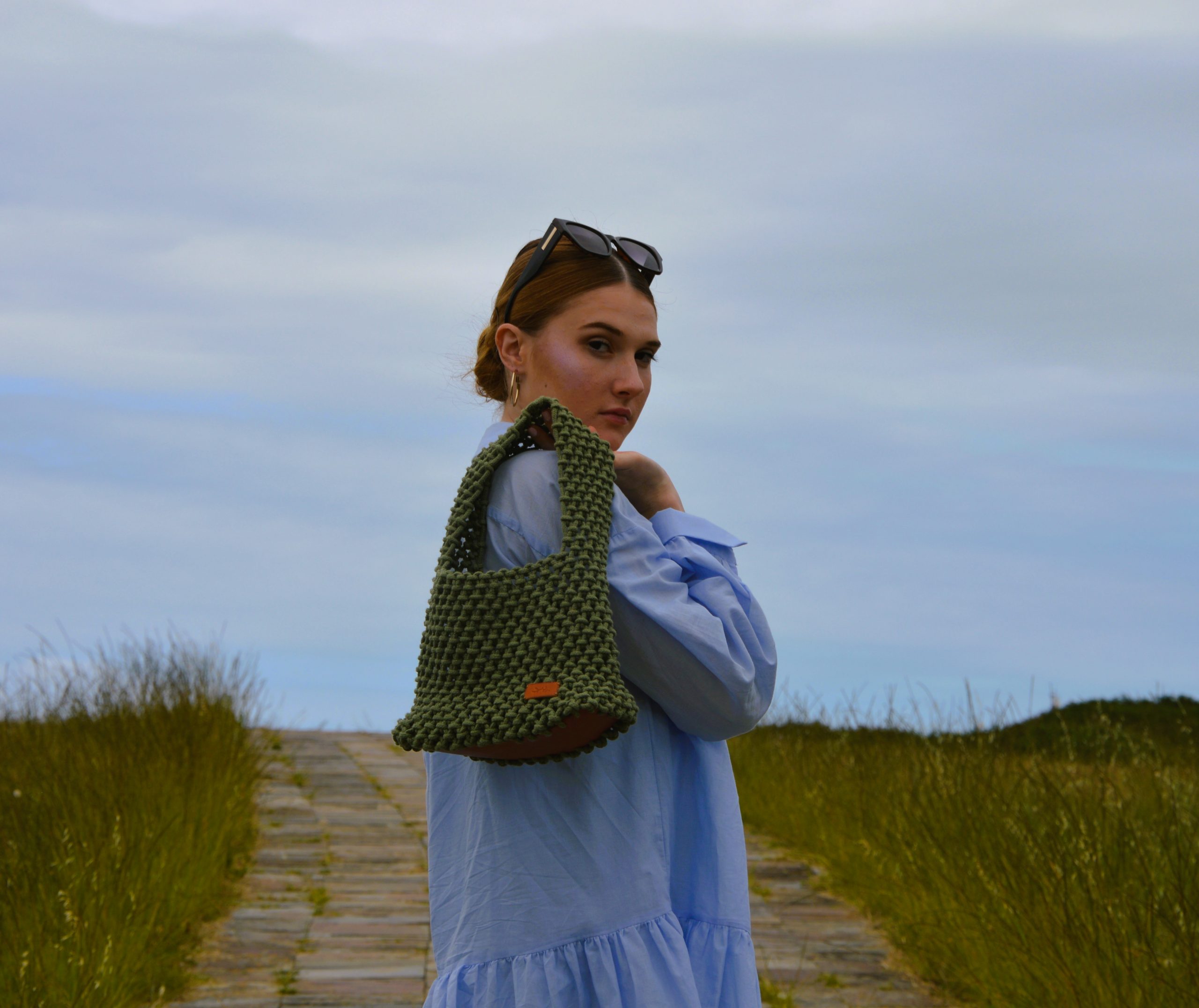 "Hand Bag Macramé disponible por €110.00. Elaborada en macramé con cuerdas de algodón trenzado sostenible certificado por OEKO-TEX, con una base en piel de curtido vegetal. Una pieza artesanal que combina la técnica de macramé con detalles en piel de curtido vegetal."