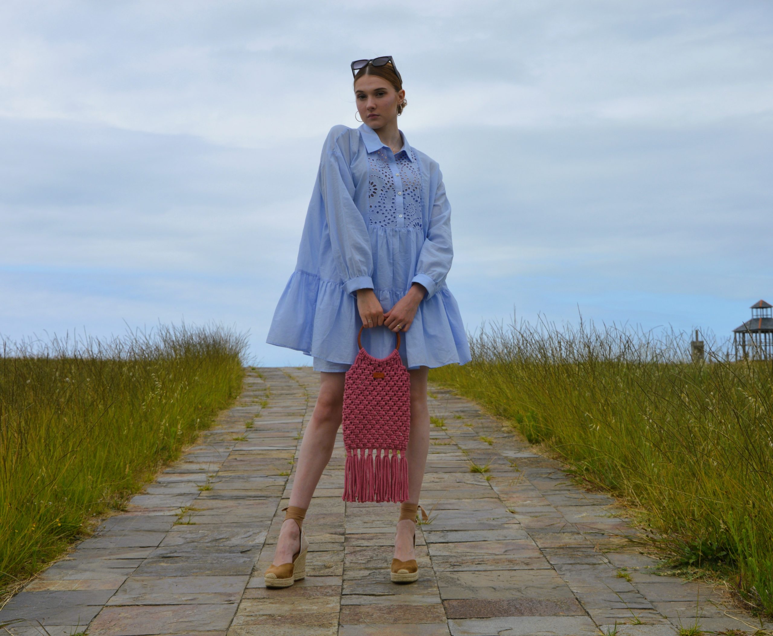 "Fringe Bag disponible por €115.00. Elaborada en macramé con cuerdas de algodón sostenible certificado por OEKO-TEX, y asas de piel de curtido vegetal en color sol. Una pieza artesanal con detalles únicos en su diseño y técnica de elaboración."