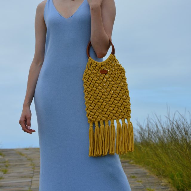 "Fringe Bag disponible por €115.00. Elaborada en macramé con cuerdas de algodón sostenible certificado por OEKO-TEX, y asas de piel de curtido vegetal en color sol. Una pieza artesanal con detalles únicos en su diseño y técnica de elaboración."