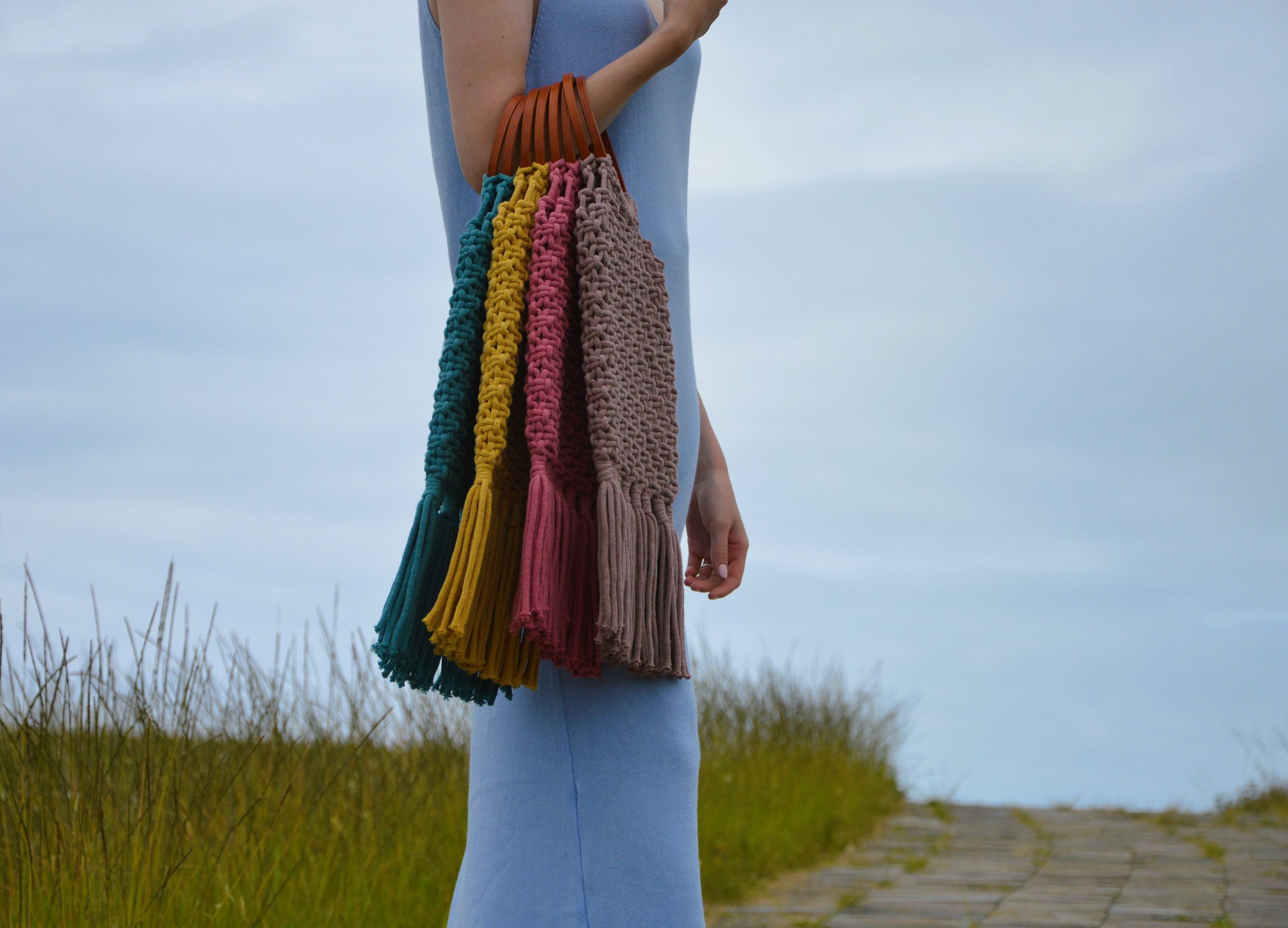 "Fringe Bag disponible por €115.00. Elaborada en macramé con cuerdas de algodón sostenible certificado por OEKO-TEX, y asas de piel de curtido vegetal en color sol. Una pieza artesanal con detalles únicos en su diseño y técnica de elaboración."