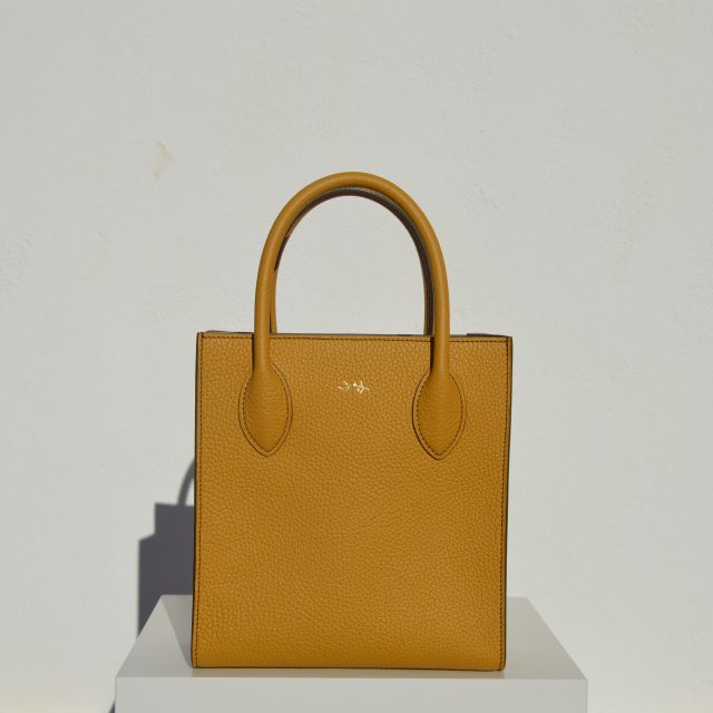 "Tote Mini disponible por €760.00. Elaborado con la más alta calidad en piel 'Bull LAGUN' de origen francés, con interior íntegramente forrado en piel de cabra francesa. Cosido a mano al 100% con hilos de lino. Personalizable en color de piel e hilos. Bolsillo interior y totalmente forrado en piel. Una obra artesanal de la más alta calidad."