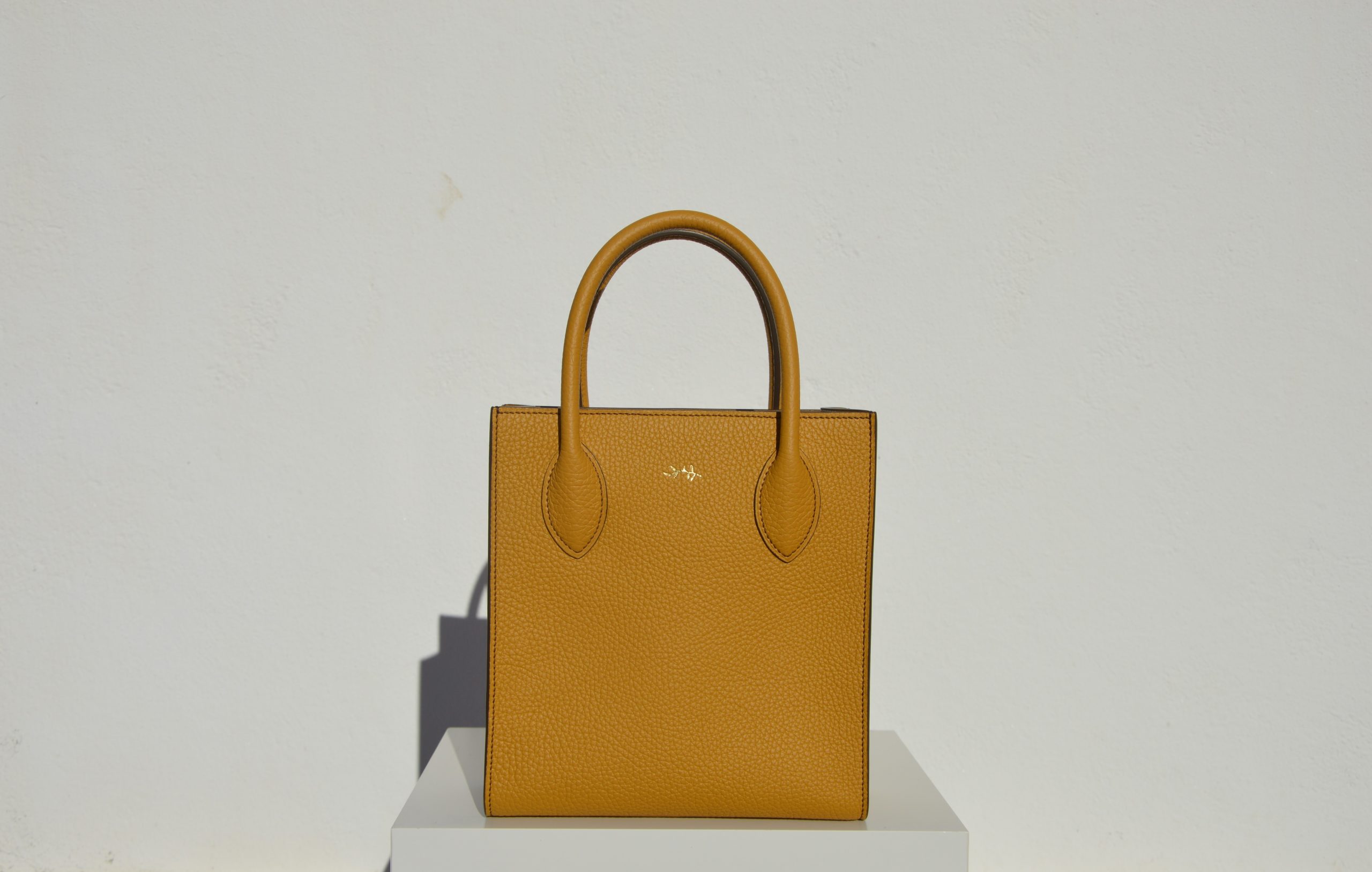 "Tote Mini disponible por €760.00. Elaborado con la más alta calidad en piel 'Bull LAGUN' de origen francés, con interior íntegramente forrado en piel de cabra francesa. Cosido a mano al 100% con hilos de lino. Personalizable en color de piel e hilos. Bolsillo interior y totalmente forrado en piel. Una obra artesanal de la más alta calidad."