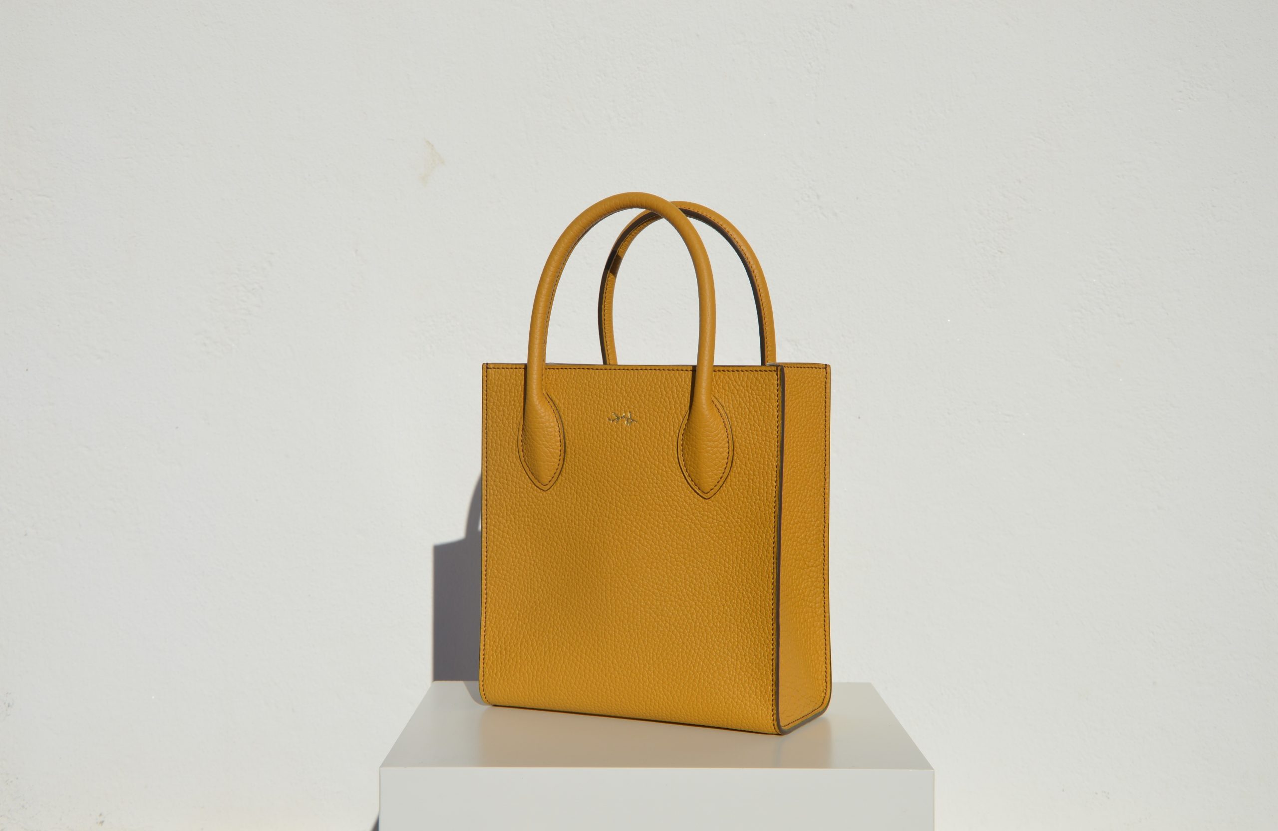 "Tote Mini disponible por €760.00. Elaborado con la más alta calidad en piel 'Bull LAGUN' de origen francés, con interior íntegramente forrado en piel de cabra francesa. Cosido a mano al 100% con hilos de lino. Personalizable en color de piel e hilos. Bolsillo interior y totalmente forrado en piel. Una obra artesanal de la más alta calidad."