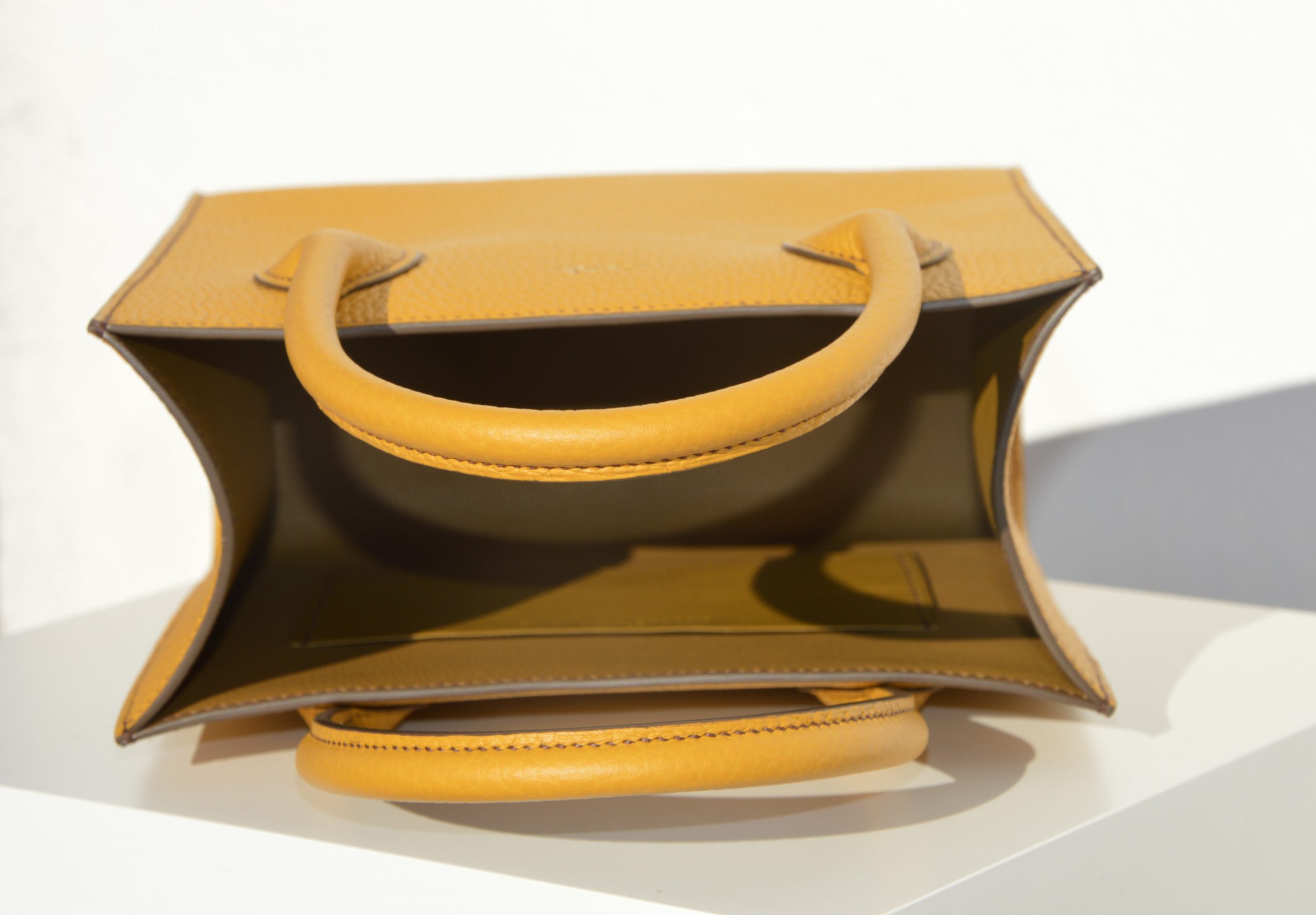 "Tote Mini disponible por €760.00. Elaborado con la más alta calidad en piel 'Bull LAGUN' de origen francés, con interior íntegramente forrado en piel de cabra francesa. Cosido a mano al 100% con hilos de lino. Personalizable en color de piel e hilos. Bolsillo interior y totalmente forrado en piel. Una obra artesanal de la más alta calidad."