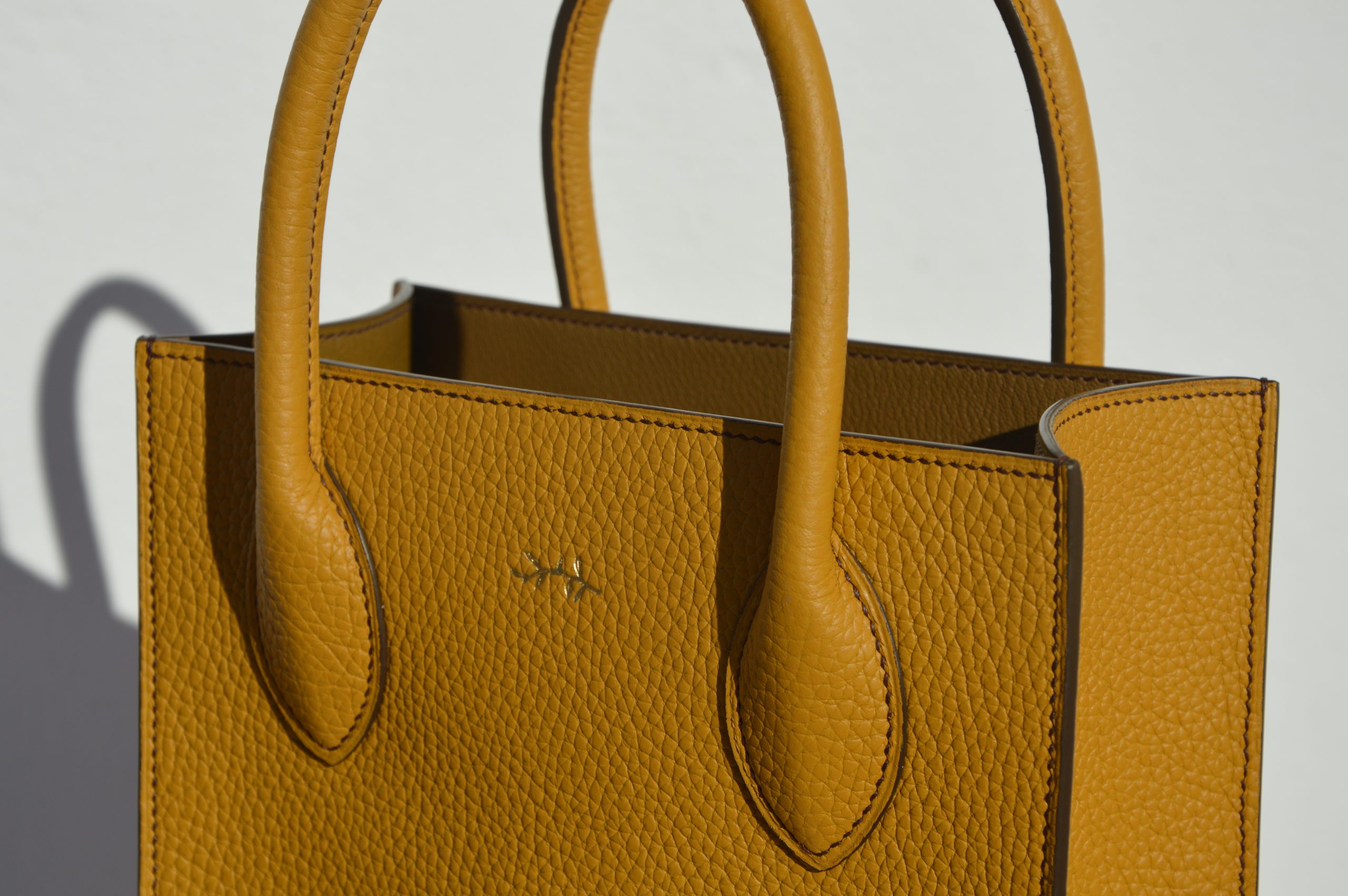 "Tote Mini disponible por €760.00. Elaborado con la más alta calidad en piel 'Bull LAGUN' de origen francés, con interior íntegramente forrado en piel de cabra francesa. Cosido a mano al 100% con hilos de lino. Personalizable en color de piel e hilos. Bolsillo interior y totalmente forrado en piel. Una obra artesanal de la más alta calidad."