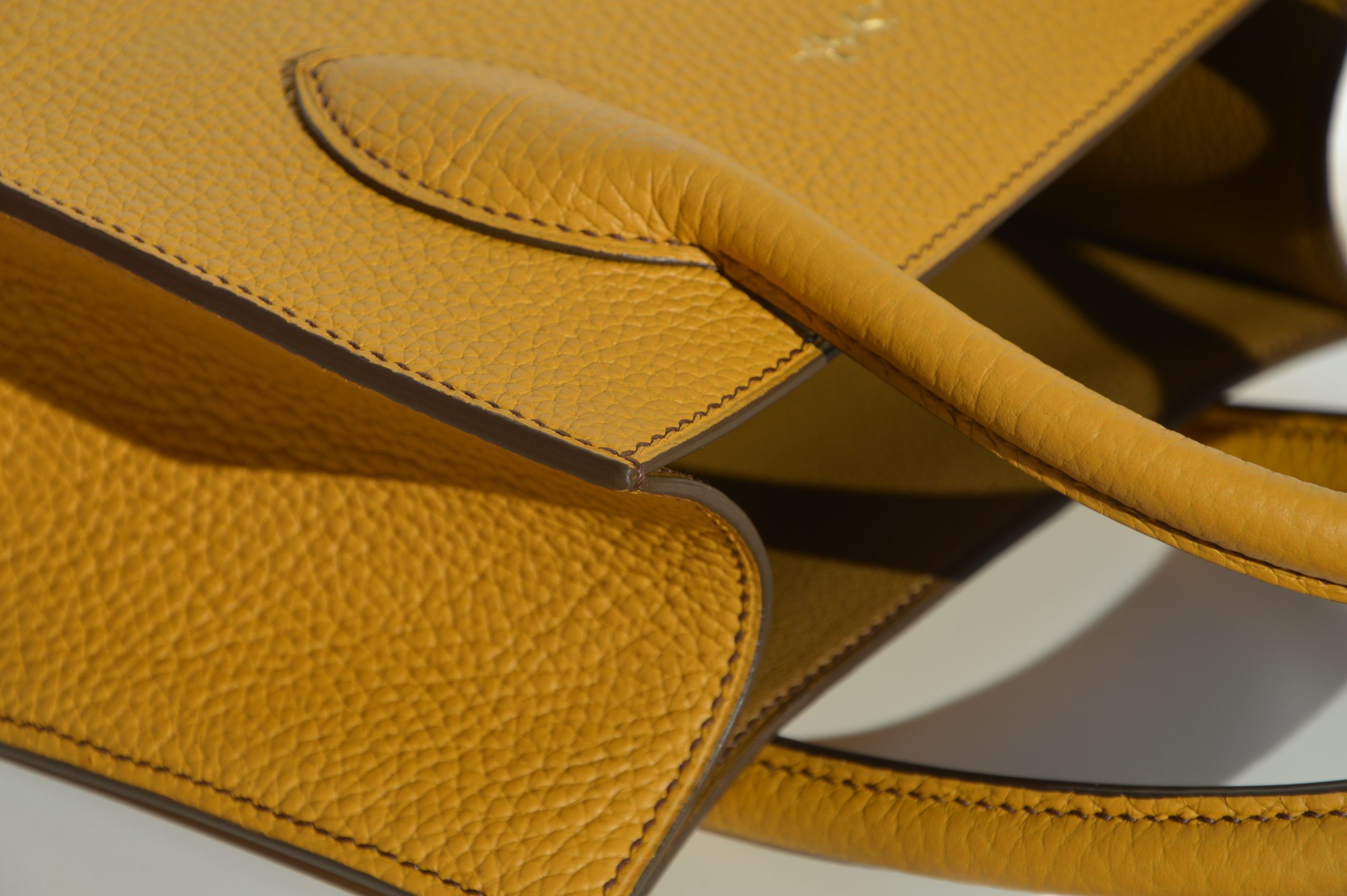 "Tote Mini disponible por €760.00. Elaborado con la más alta calidad en piel 'Bull LAGUN' de origen francés, con interior íntegramente forrado en piel de cabra francesa. Cosido a mano al 100% con hilos de lino. Personalizable en color de piel e hilos. Bolsillo interior y totalmente forrado en piel. Una obra artesanal de la más alta calidad."