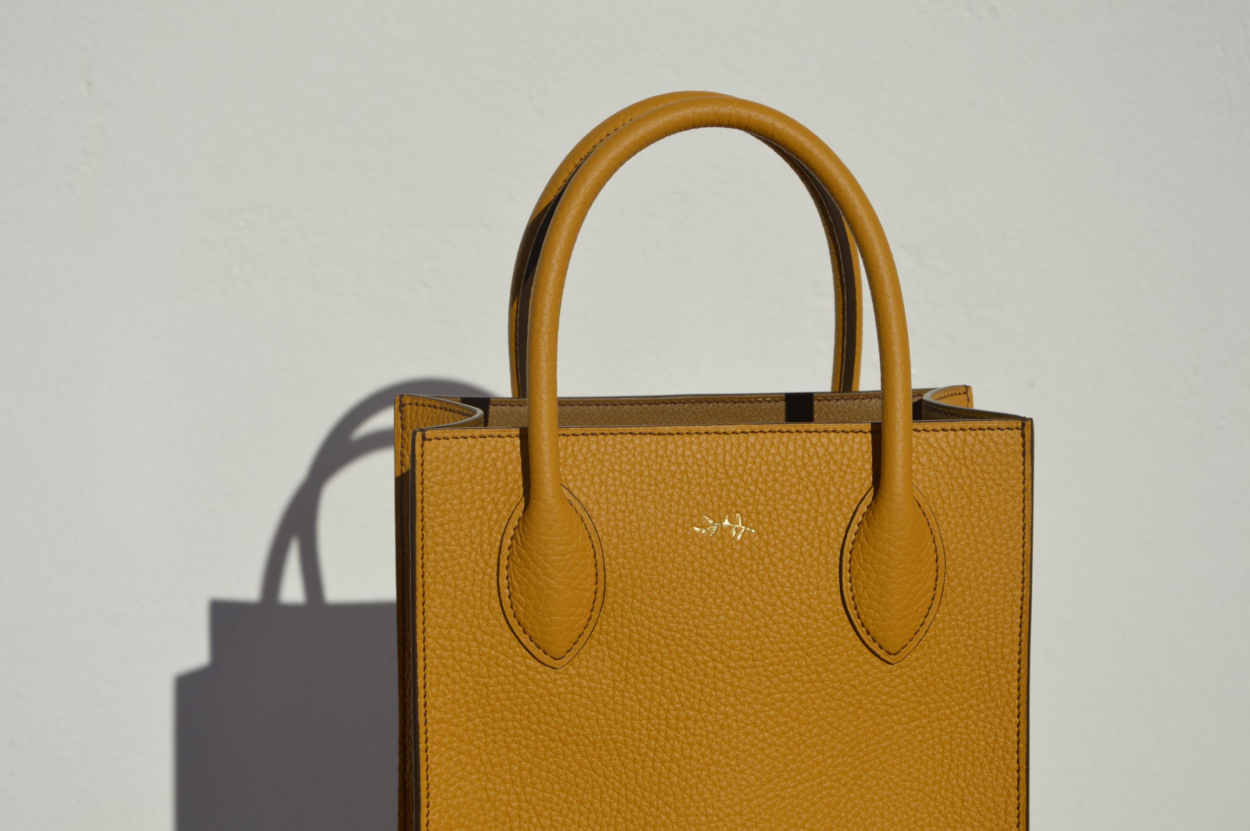"Tote Mini disponible por €760.00. Elaborado con la más alta calidad en piel 'Bull LAGUN' de origen francés, con interior íntegramente forrado en piel de cabra francesa. Cosido a mano al 100% con hilos de lino. Personalizable en color de piel e hilos. Bolsillo interior y totalmente forrado en piel. Una obra artesanal de la más alta calidad."