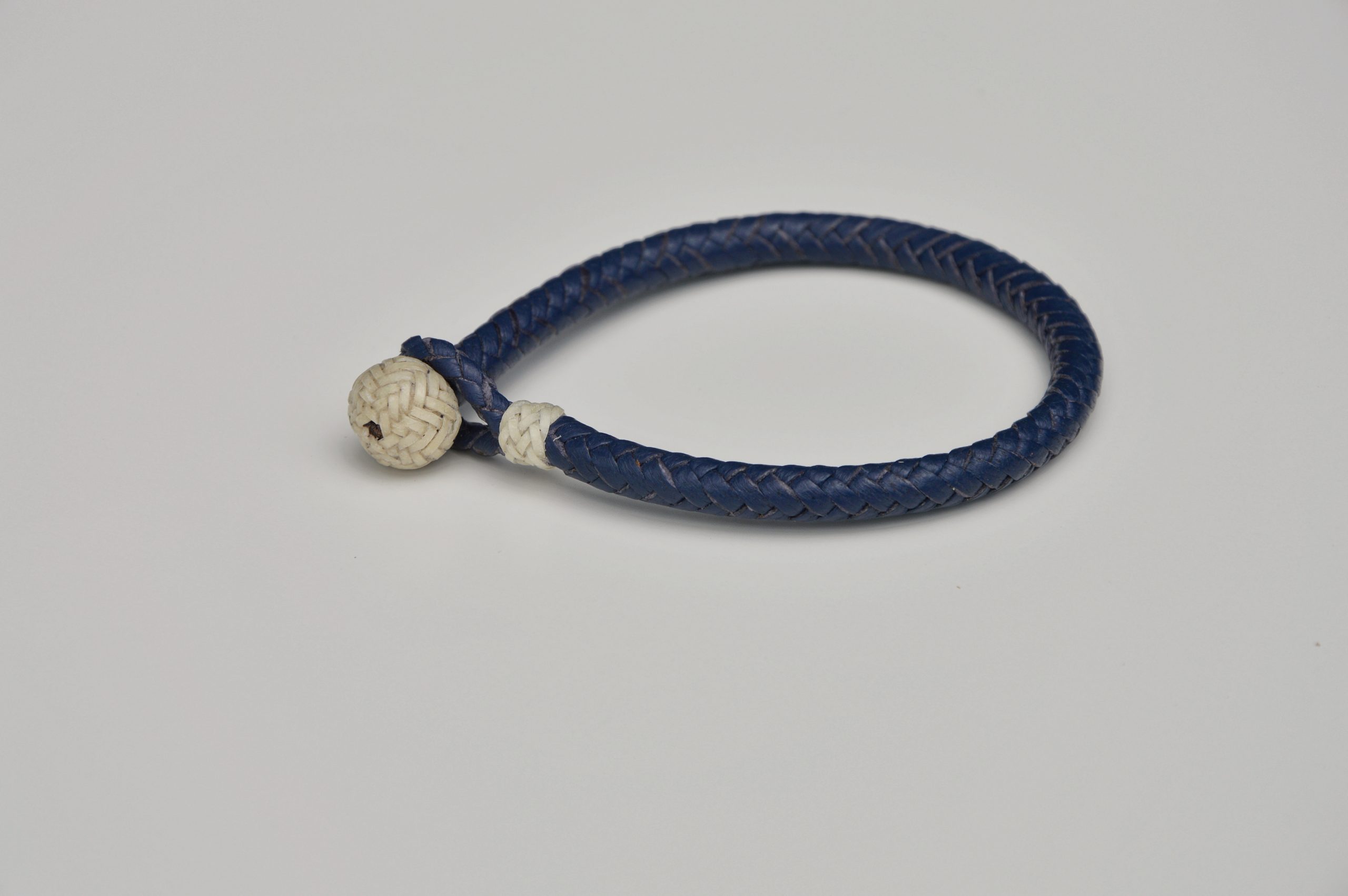 "Pulseras Colores disponibles por €60.00. Estas pulseras están trenzadas en piel de cabra francesa y retejidas en cuero crudo, utilizando las técnicas de soguería criolla. Una combinación única de materiales y técnicas artesanales que hacen que cada pulsera sea especial y distintiva."