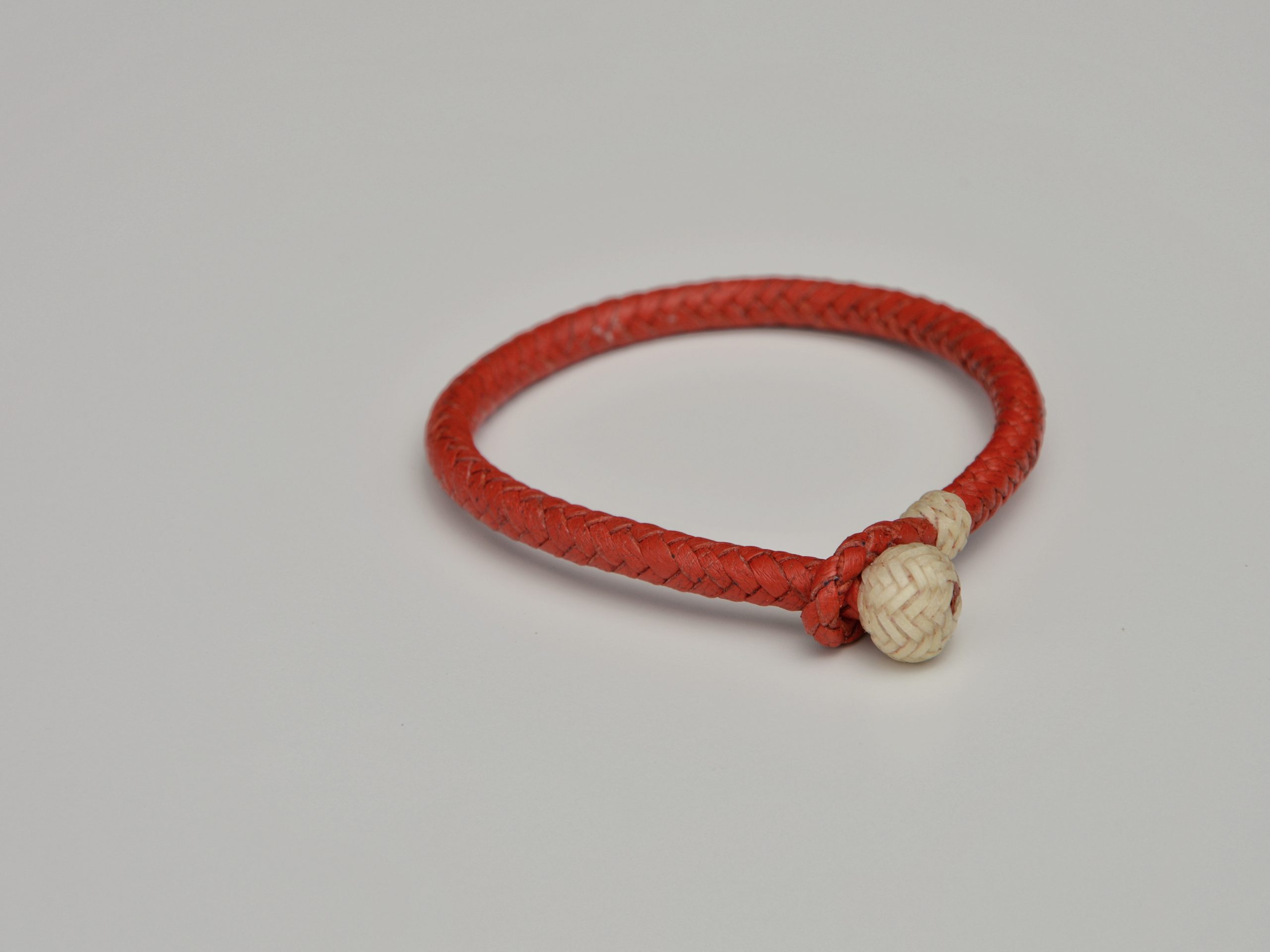 "Pulseras Colores disponibles por €60.00. Estas pulseras están trenzadas en piel de cabra francesa y retejidas en cuero crudo, utilizando las técnicas de soguería criolla. Una combinación única de materiales y técnicas artesanales que hacen que cada pulsera sea especial y distintiva."