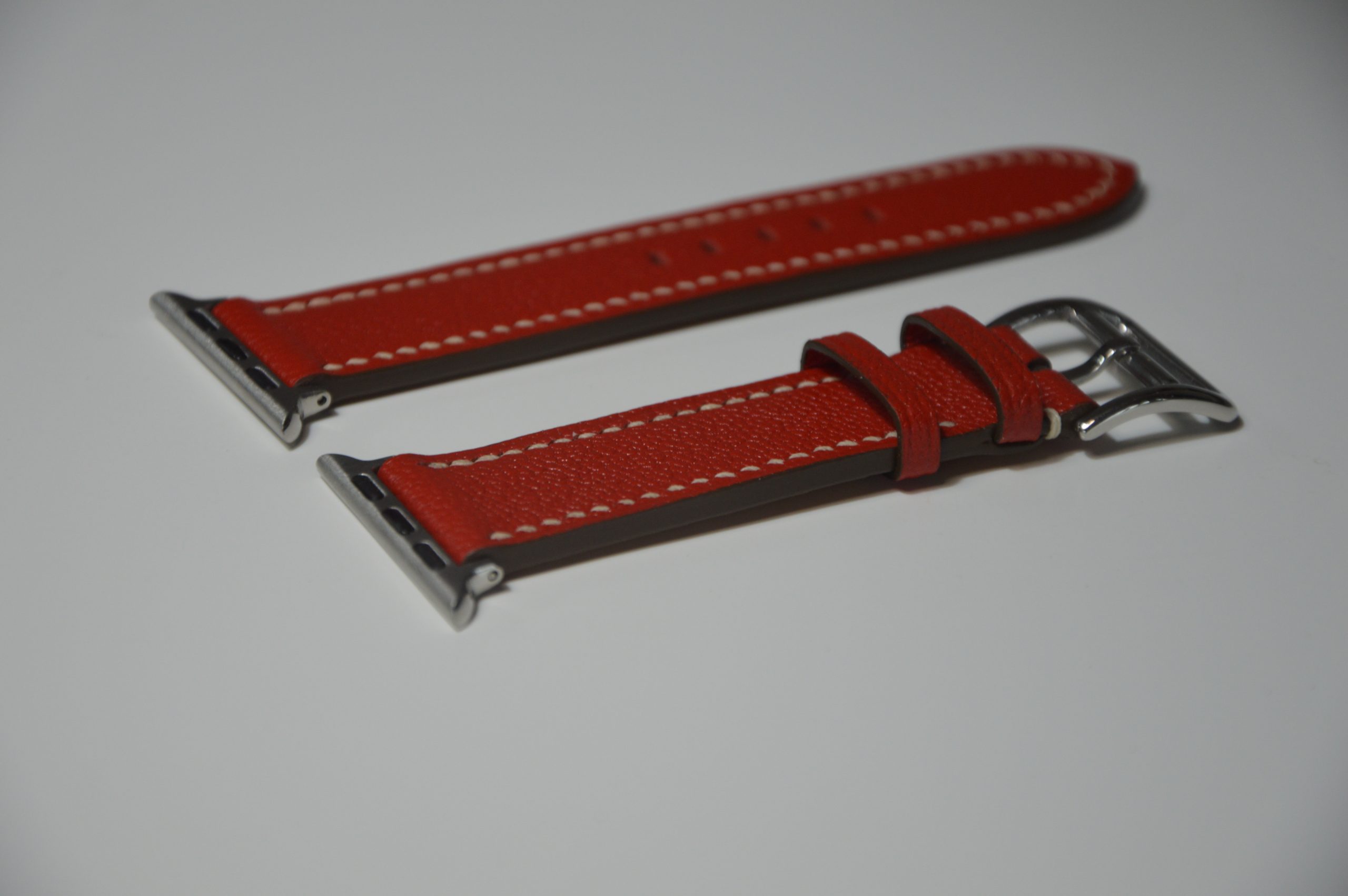 "Correa para Apple Watch disponible por €185.00. Elaborada con piel exterior de cabra francesa e interior de piel Zermatt de la reconocida curtidora 'Tanneries Haas'. Esta opción se elige por su extrema suavidad y confort al contacto con la piel, además de su resistencia al agua. Cosida completamente a mano con hilos de lino. Cada correa se realiza a medida según el modelo de Apple Watch y la talla de la persona."