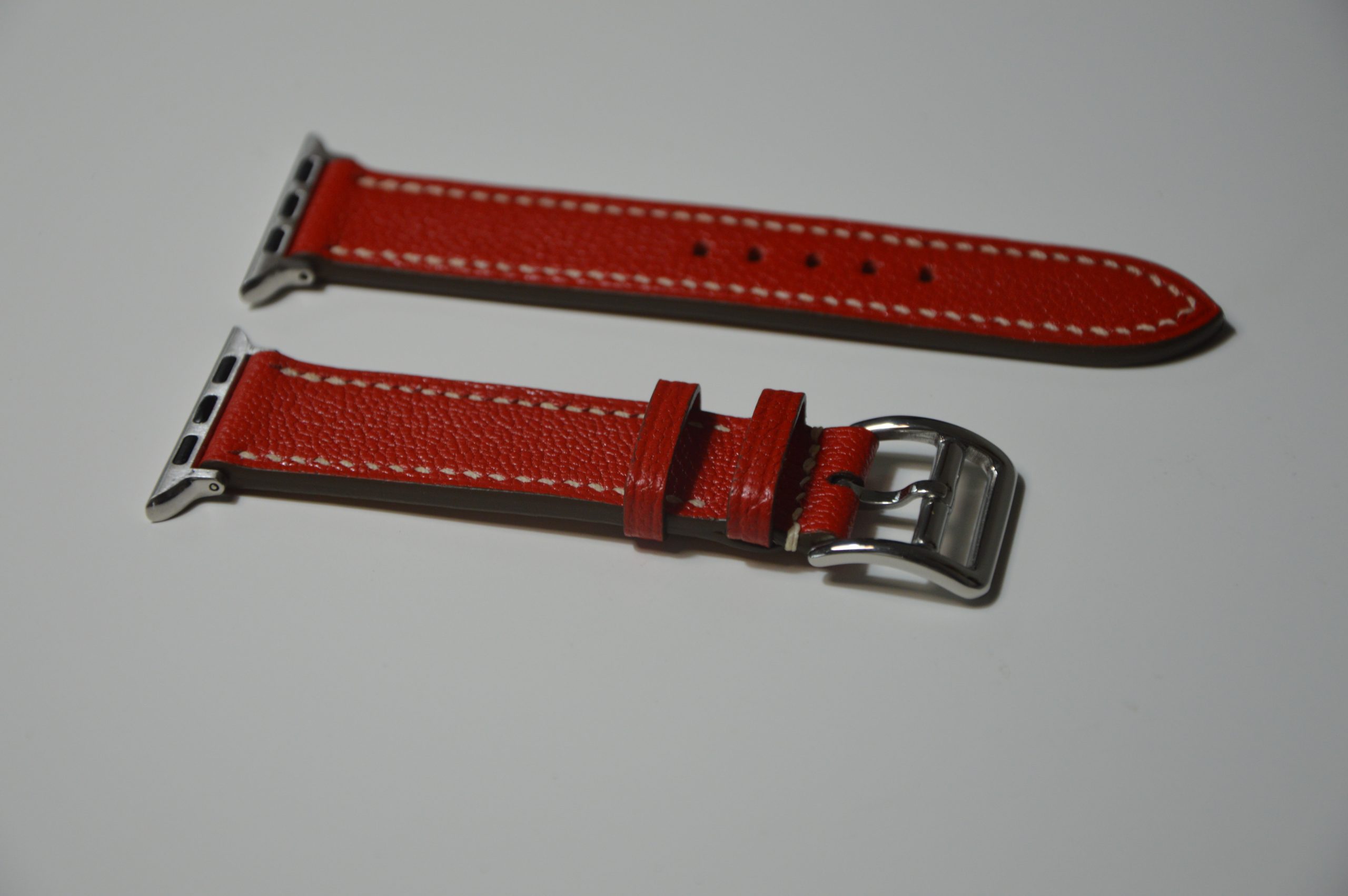 "Correa para Apple Watch disponible por €185.00. Elaborada con piel exterior de cabra francesa e interior de piel Zermatt de la reconocida curtidora 'Tanneries Haas'. Esta opción se elige por su extrema suavidad y confort al contacto con la piel, además de su resistencia al agua. Cosida completamente a mano con hilos de lino. Cada correa se realiza a medida según el modelo de Apple Watch y la talla de la persona."