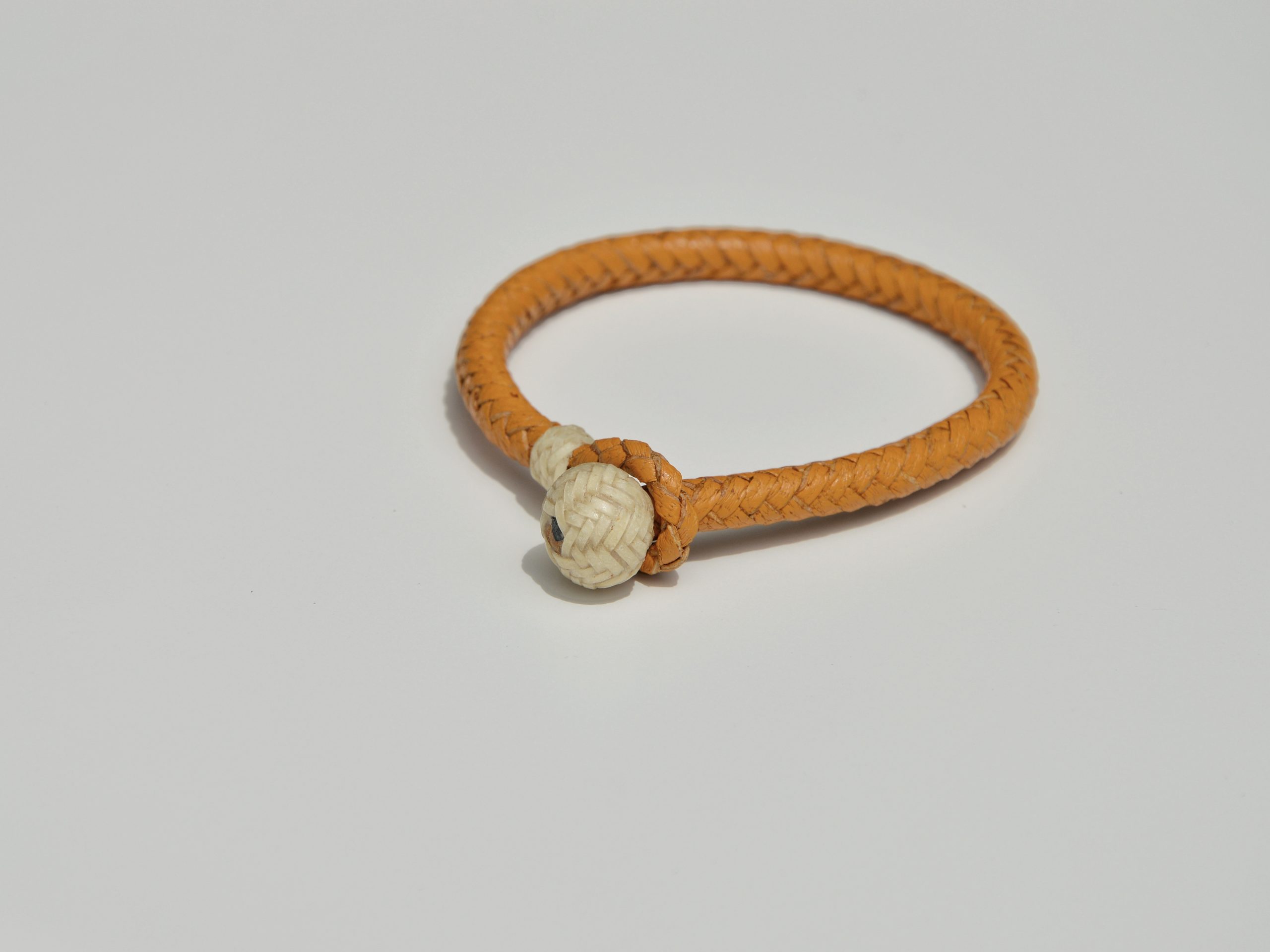 "Pulseras Colores disponibles por €60.00. Estas pulseras están trenzadas en piel de cabra francesa y retejidas en cuero crudo, utilizando las técnicas de soguería criolla. Una combinación única de materiales y técnicas artesanales que hacen que cada pulsera sea especial y distintiva."