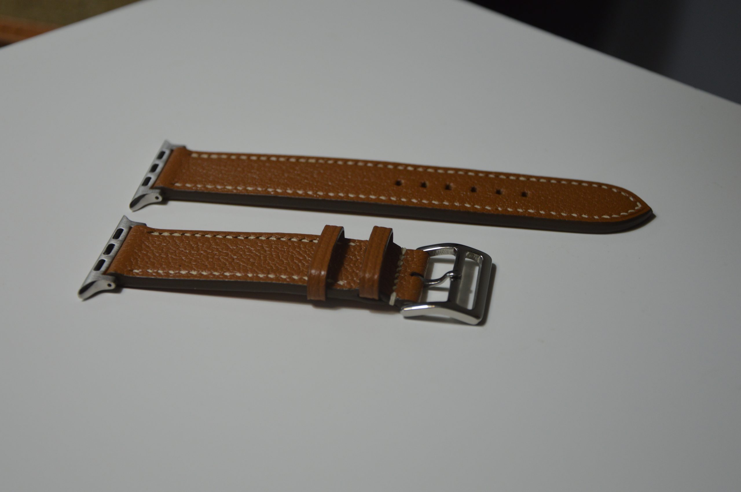 "Correa para Apple Watch disponible por €185.00. Elaborada con piel exterior de cabra francesa e interior de piel Zermatt de la reconocida curtidora 'Tanneries Haas'. Esta opción se elige por su extrema suavidad y confort al contacto con la piel, además de su resistencia al agua. Cosida completamente a mano con hilos de lino. Cada correa se realiza a medida según el modelo de Apple Watch y la talla de la persona."