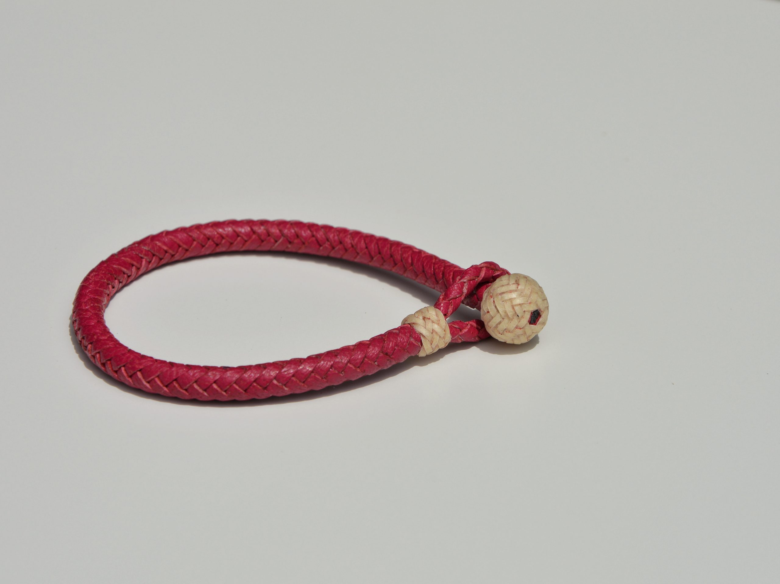 "Pulseras Colores disponibles por €60.00. Estas pulseras están trenzadas en piel de cabra francesa y retejidas en cuero crudo, utilizando las técnicas de soguería criolla. Una combinación única de materiales y técnicas artesanales que hacen que cada pulsera sea especial y distintiva."