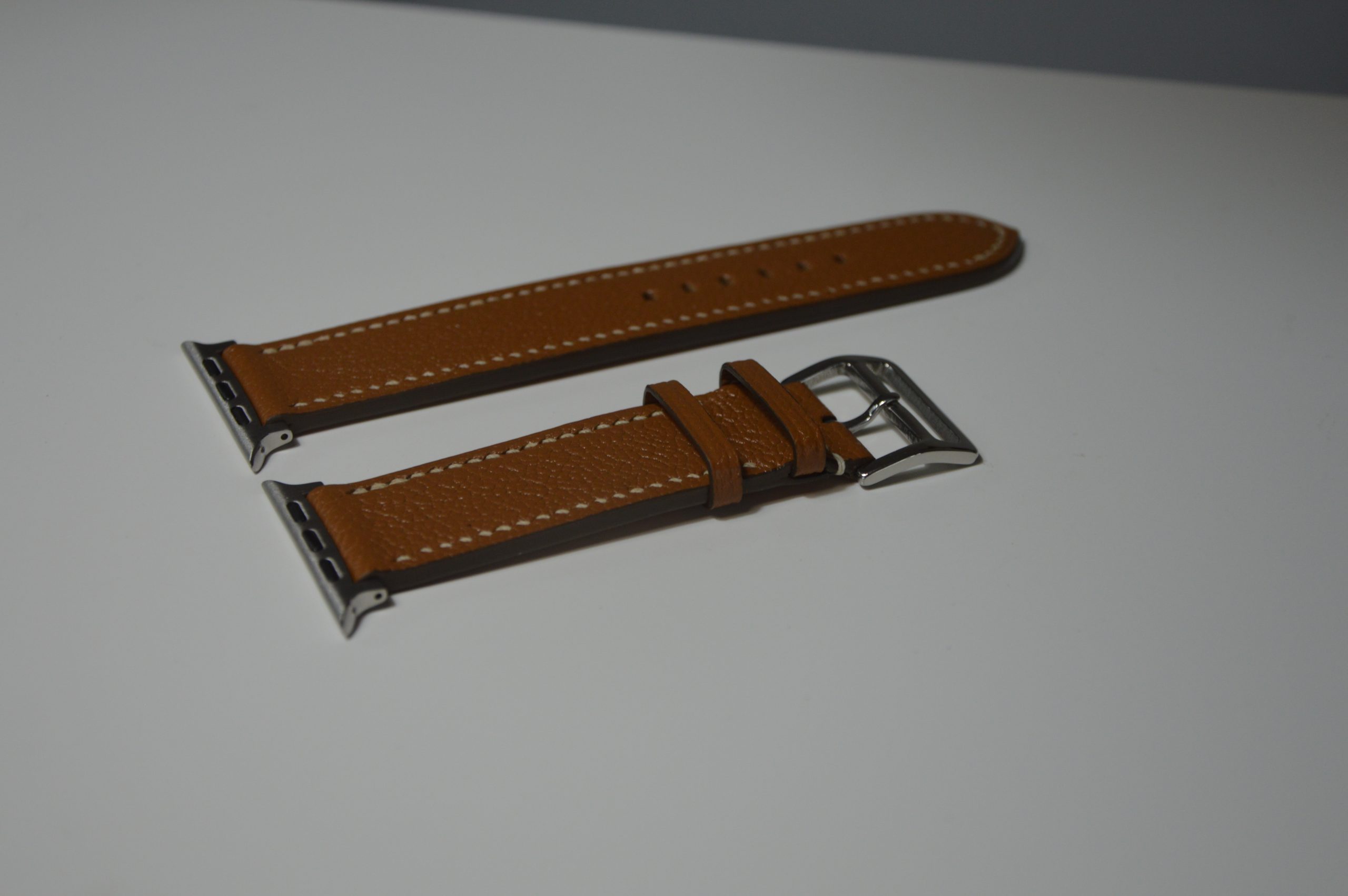 "Correa para Apple Watch disponible por €185.00. Elaborada con piel exterior de cabra francesa e interior de piel Zermatt de la reconocida curtidora 'Tanneries Haas'. Esta opción se elige por su extrema suavidad y confort al contacto con la piel, además de su resistencia al agua. Cosida completamente a mano con hilos de lino. Cada correa se realiza a medida según el modelo de Apple Watch y la talla de la persona."