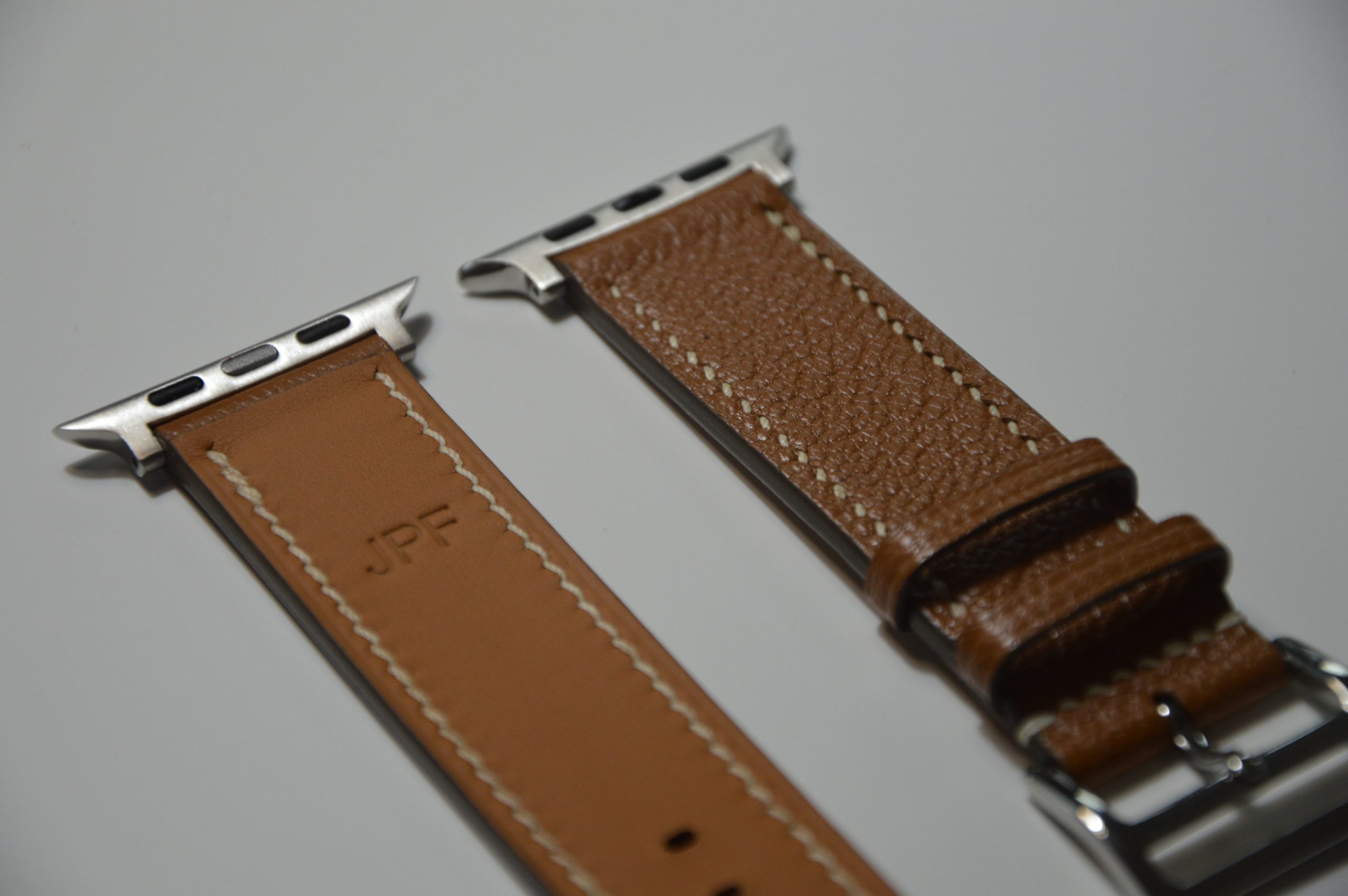 "Correa para Apple Watch disponible por €185.00. Elaborada con piel exterior de cabra francesa e interior de piel Zermatt de la reconocida curtidora 'Tanneries Haas'. Esta opción se elige por su extrema suavidad y confort al contacto con la piel, además de su resistencia al agua. Cosida completamente a mano con hilos de lino. Cada correa se realiza a medida según el modelo de Apple Watch y la talla de la persona."