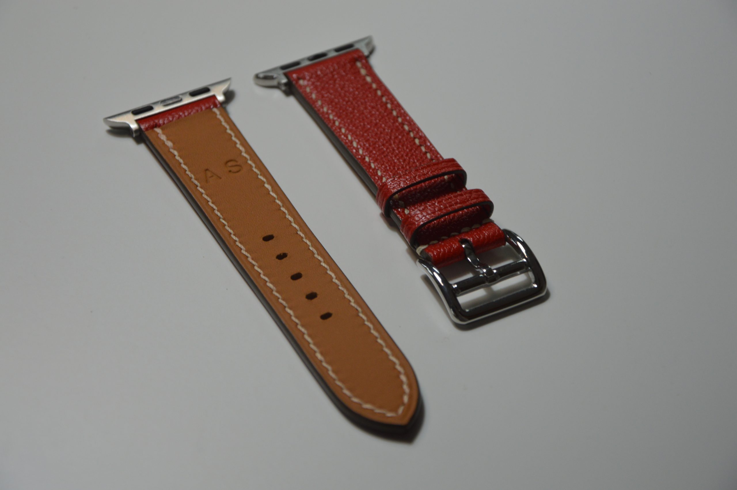 "Correa para Apple Watch disponible por €185.00. Elaborada con piel exterior de cabra francesa e interior de piel Zermatt de la reconocida curtidora 'Tanneries Haas'. Esta opción se elige por su extrema suavidad y confort al contacto con la piel, además de su resistencia al agua. Cosida completamente a mano con hilos de lino. Cada correa se realiza a medida según el modelo de Apple Watch y la talla de la persona."