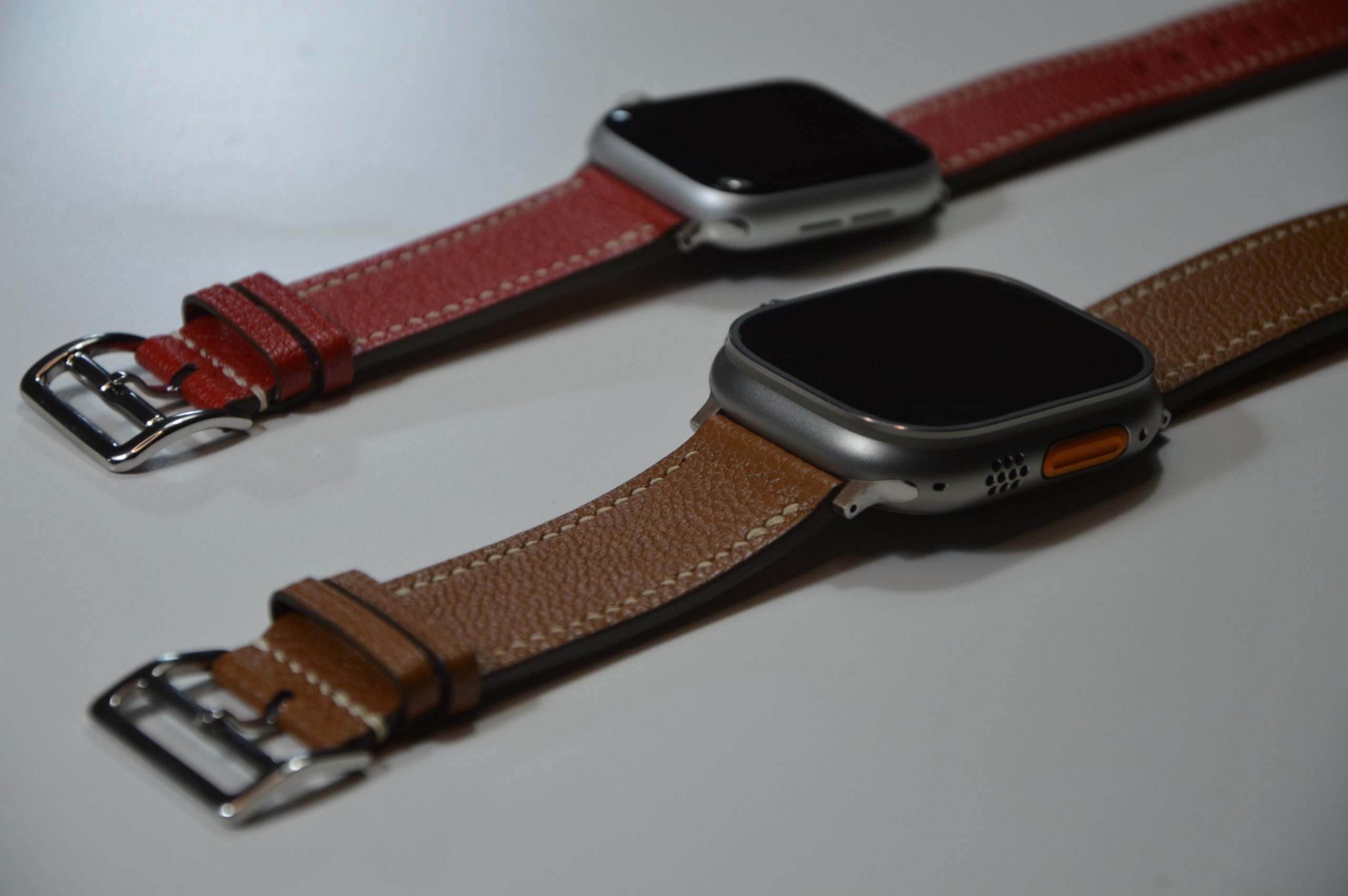 "Correa para Apple Watch disponible por €185.00. Elaborada con piel exterior de cabra francesa e interior de piel Zermatt de la reconocida curtidora 'Tanneries Haas'. Esta opción se elige por su extrema suavidad y confort al contacto con la piel, además de su resistencia al agua. Cosida completamente a mano con hilos de lino. Cada correa se realiza a medida según el modelo de Apple Watch y la talla de la persona."