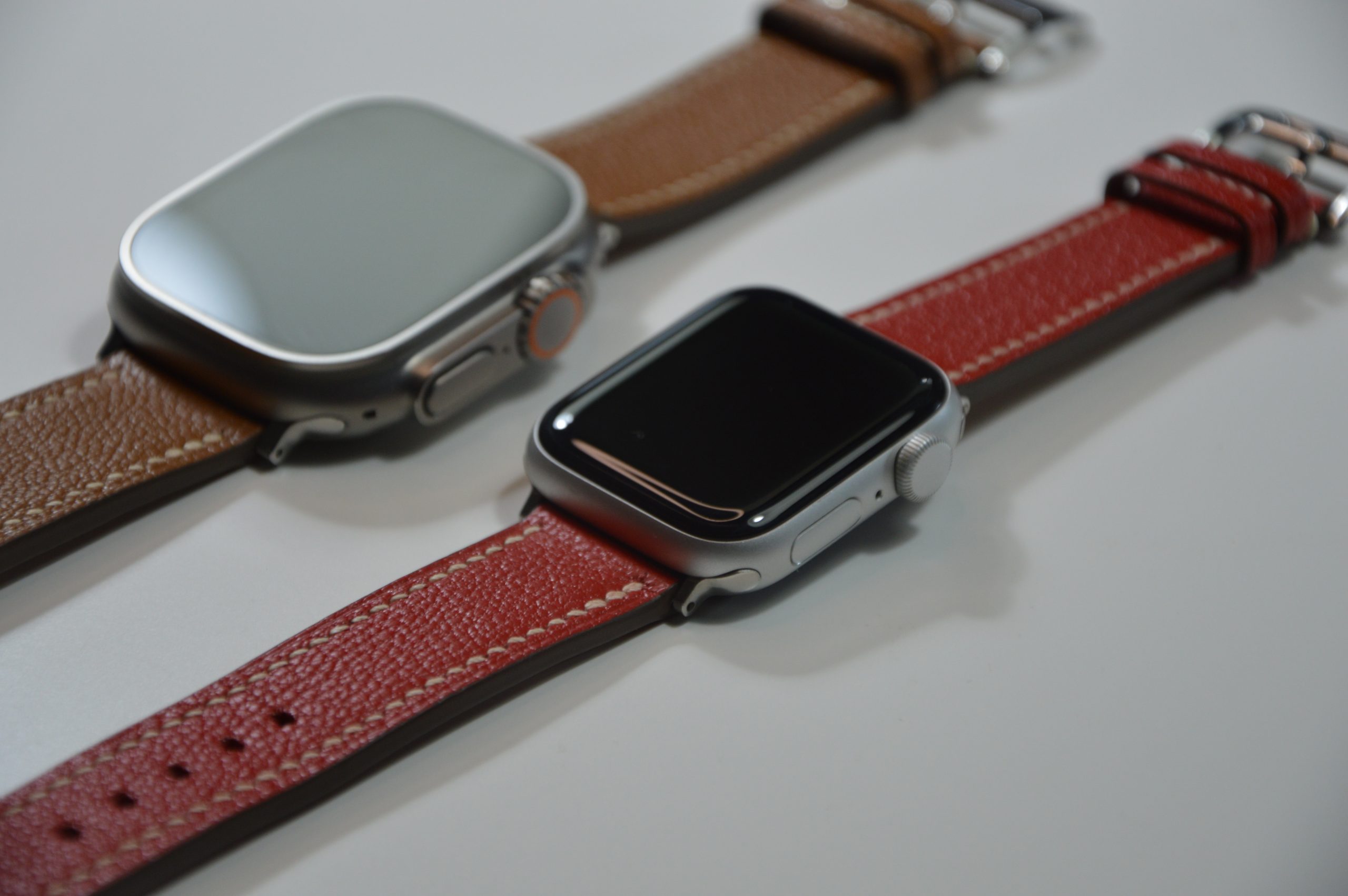"Correa para Apple Watch disponible por €185.00. Elaborada con piel exterior de cabra francesa e interior de piel Zermatt de la reconocida curtidora 'Tanneries Haas'. Esta opción se elige por su extrema suavidad y confort al contacto con la piel, además de su resistencia al agua. Cosida completamente a mano con hilos de lino. Cada correa se realiza a medida según el modelo de Apple Watch y la talla de la persona."