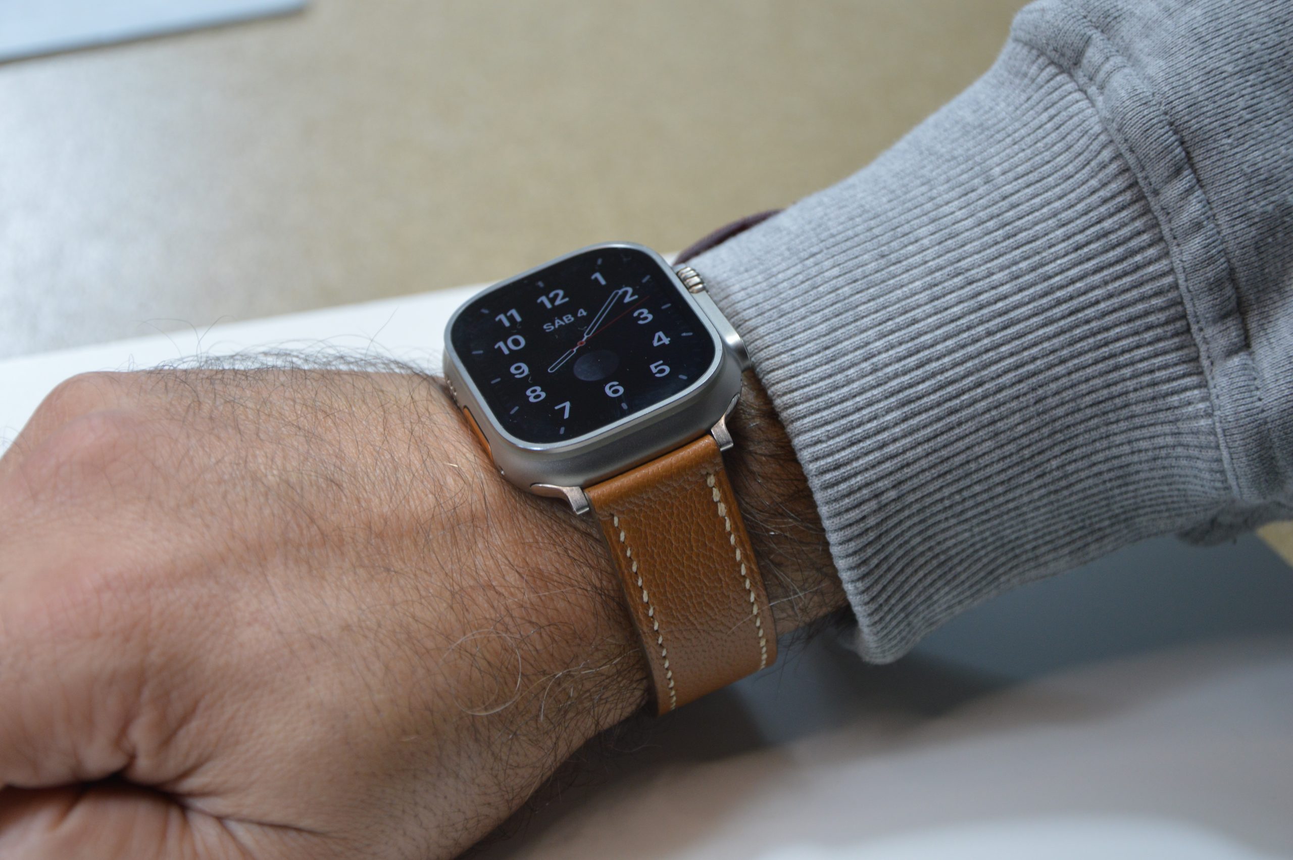 "Correa para Apple Watch disponible por €185.00. Elaborada con piel exterior de cabra francesa e interior de piel Zermatt de la reconocida curtidora 'Tanneries Haas'. Esta opción se elige por su extrema suavidad y confort al contacto con la piel, además de su resistencia al agua. Cosida completamente a mano con hilos de lino. Cada correa se realiza a medida según el modelo de Apple Watch y la talla de la persona."