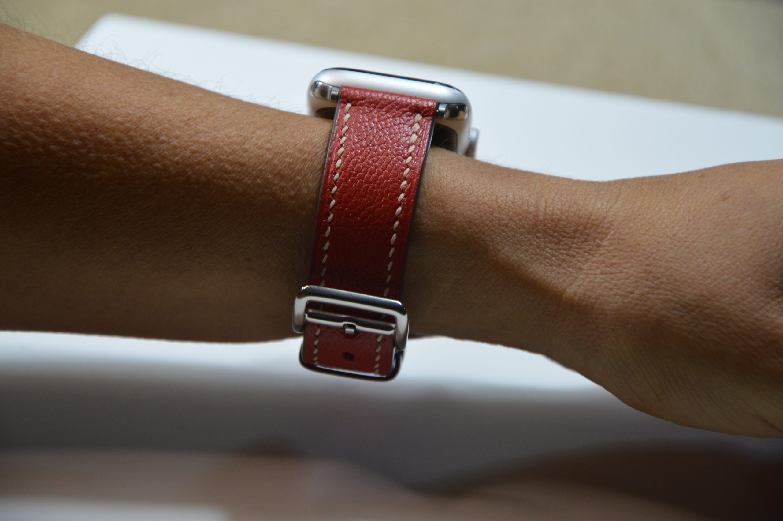 "Correa para Apple Watch disponible por €185.00. Elaborada con piel exterior de cabra francesa e interior de piel Zermatt de la reconocida curtidora 'Tanneries Haas'. Esta opción se elige por su extrema suavidad y confort al contacto con la piel, además de su resistencia al agua. Cosida completamente a mano con hilos de lino. Cada correa se realiza a medida según el modelo de Apple Watch y la talla de la persona."