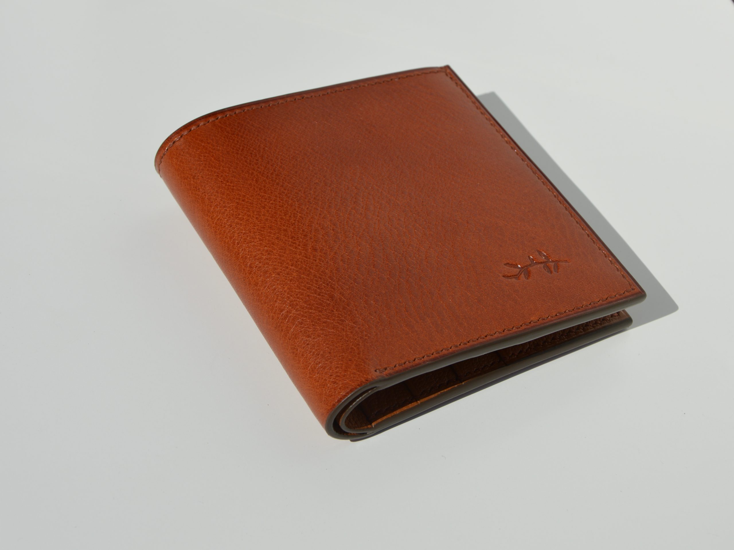 Cartera disponible por €320.00. Con exterior en piel de curtido vegetal e interior totalmente forrado en piel de cabra francesa. Cosida completamente a mano con hilos de lino y acabados meticulosos. Cada detalle de esta cartera ha sido cuidadosamente realizado. Utilizamos pieles de la mejor calidad, incluyendo piel de curtido vegetal española para el exterior y piel de cabra francesa para el interior, seleccionando siempre la mejor opción para cada artículo."