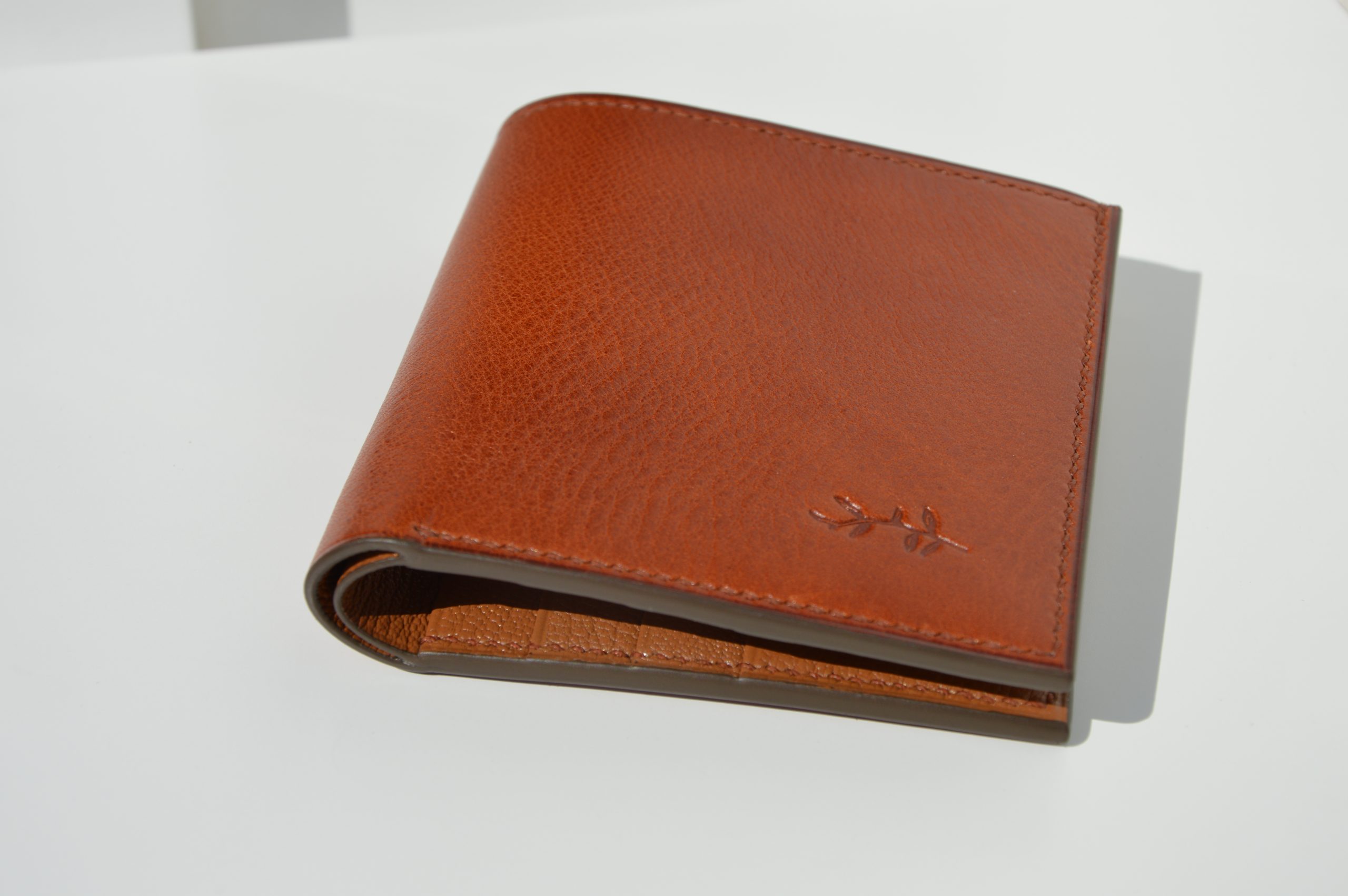 Cartera disponible por €320.00. Con exterior en piel de curtido vegetal e interior totalmente forrado en piel de cabra francesa. Cosida completamente a mano con hilos de lino y acabados meticulosos. Cada detalle de esta cartera ha sido cuidadosamente realizado. Utilizamos pieles de la mejor calidad, incluyendo piel de curtido vegetal española para el exterior y piel de cabra francesa para el interior, seleccionando siempre la mejor opción para cada artículo."