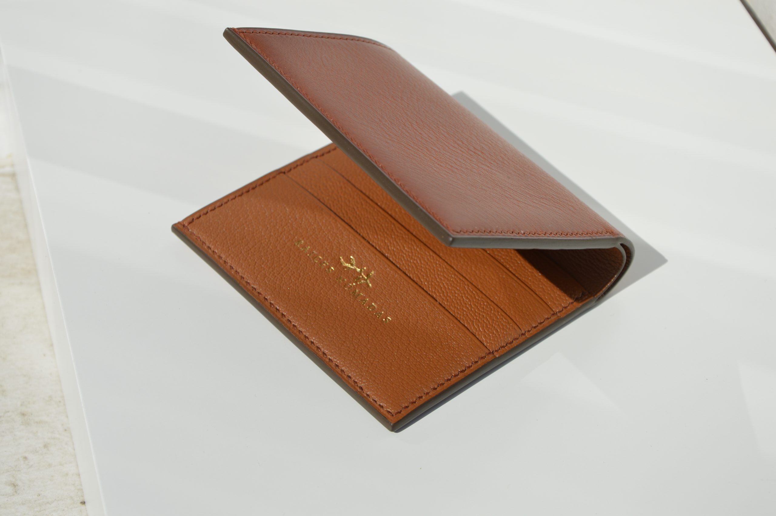Cartera disponible por €320.00. Con exterior en piel de curtido vegetal e interior totalmente forrado en piel de cabra francesa. Cosida completamente a mano con hilos de lino y acabados meticulosos. Cada detalle de esta cartera ha sido cuidadosamente realizado. Utilizamos pieles de la mejor calidad, incluyendo piel de curtido vegetal española para el exterior y piel de cabra francesa para el interior, seleccionando siempre la mejor opción para cada artículo."