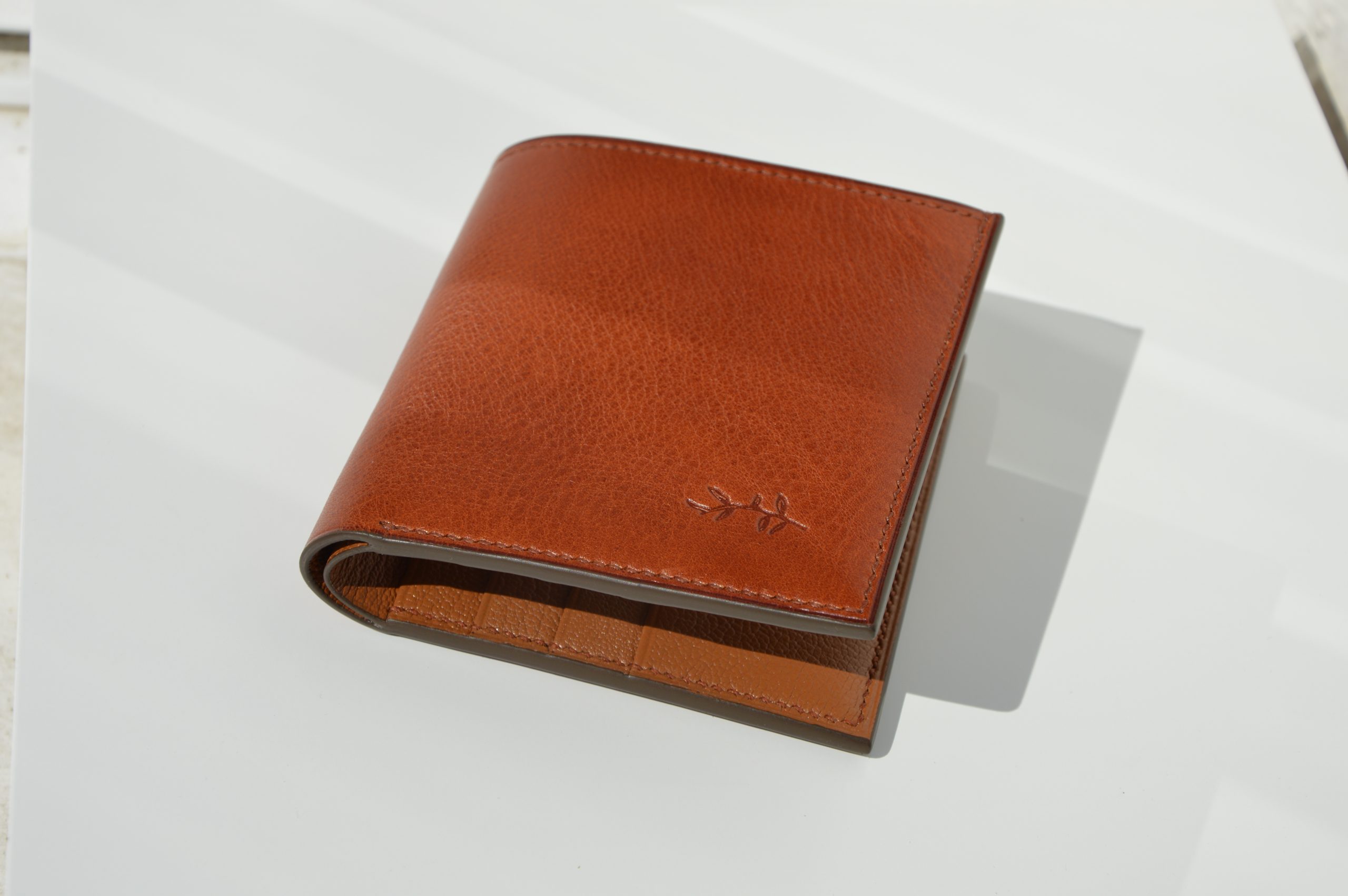 Cartera disponible por €320.00. Con exterior en piel de curtido vegetal e interior totalmente forrado en piel de cabra francesa. Cosida completamente a mano con hilos de lino y acabados meticulosos. Cada detalle de esta cartera ha sido cuidadosamente realizado. Utilizamos pieles de la mejor calidad, incluyendo piel de curtido vegetal española para el exterior y piel de cabra francesa para el interior, seleccionando siempre la mejor opción para cada artículo."
