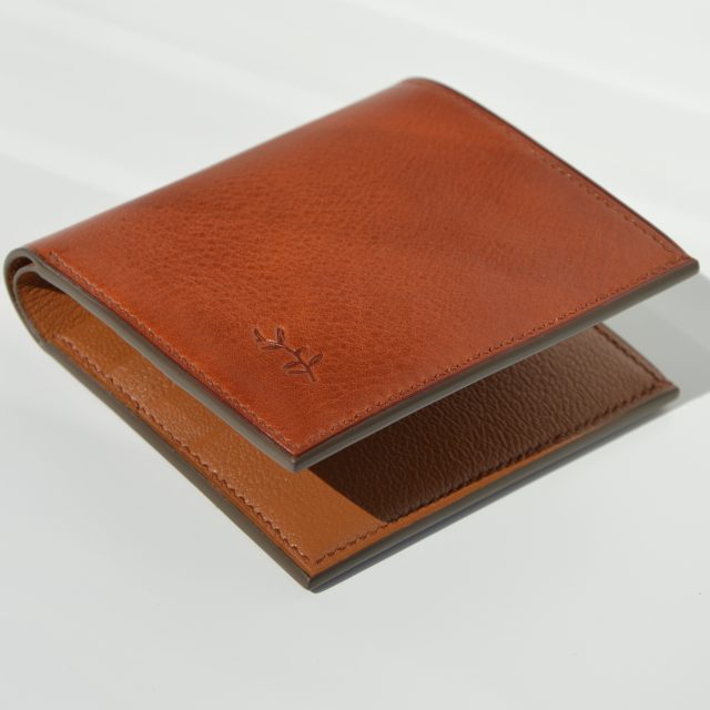 Cartera disponible por €320.00. Con exterior en piel de curtido vegetal e interior totalmente forrado en piel de cabra francesa. Cosida completamente a mano con hilos de lino y acabados meticulosos. Cada detalle de esta cartera ha sido cuidadosamente realizado. Utilizamos pieles de la mejor calidad, incluyendo piel de curtido vegetal española para el exterior y piel de cabra francesa para el interior, seleccionando siempre la mejor opción para cada artículo."