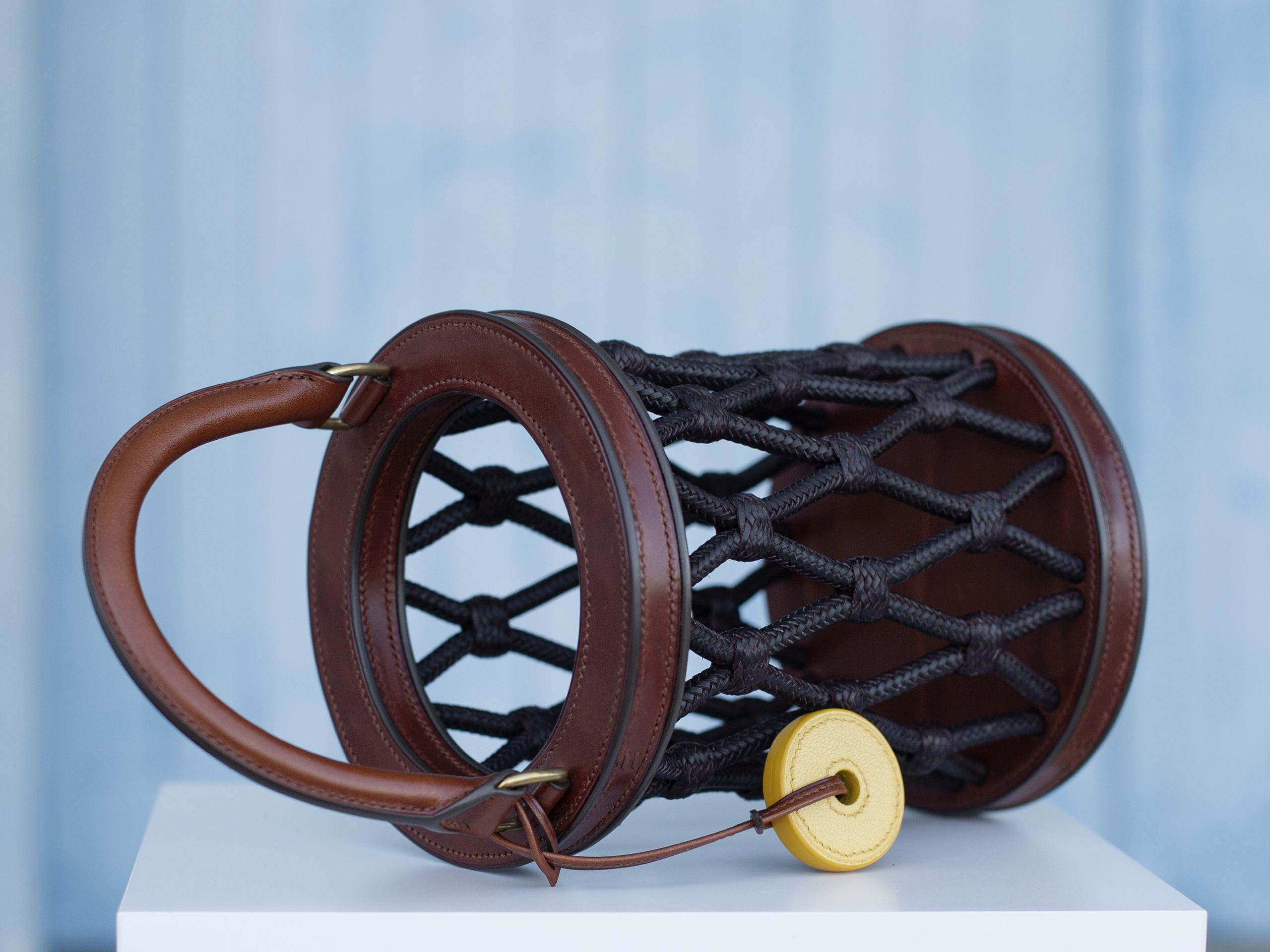 "Bolso Nasa, pieza única y finalista en los premios Artesanía de Galicia 2023. Elaborado con piel de curtido vegetal y herrajes de latón macizo, trenzado y ensamblado a mano. Cosido con hilos de lino y dimensiones de 34×16 cm. Categoría: Bolsos. Una obra artesanal de alta calidad en homenaje a la cultura marítima de Galicia."